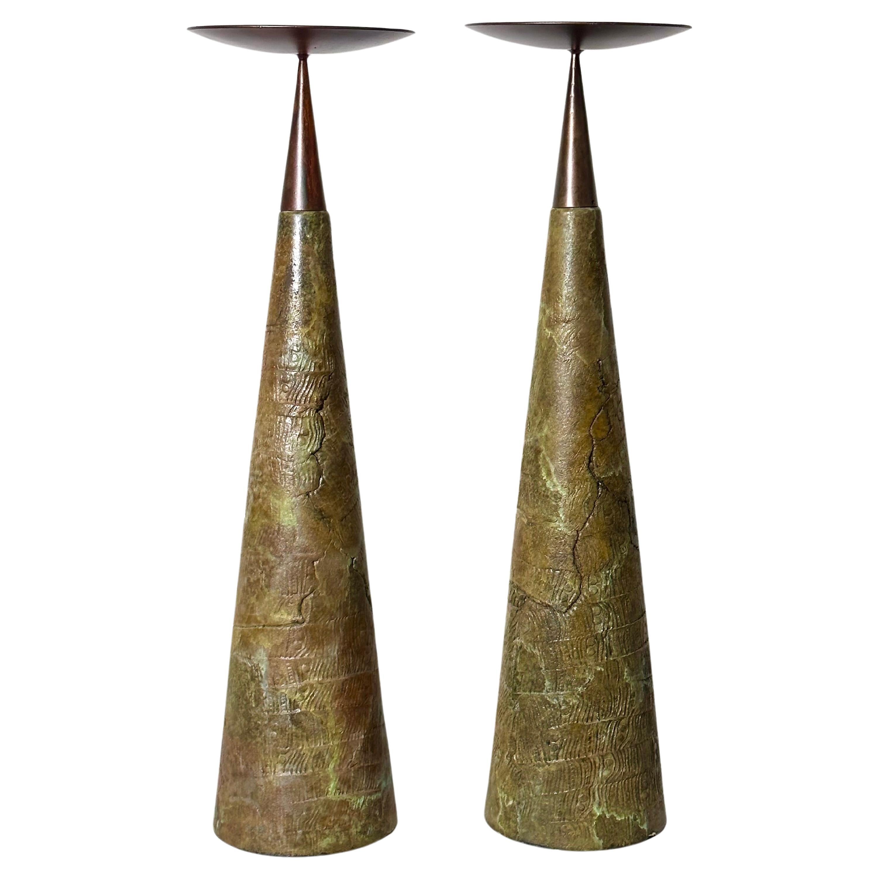Paire monumentale de chandeliers coniques à pilier en céramique et bronze de Tony Evans, années 1980