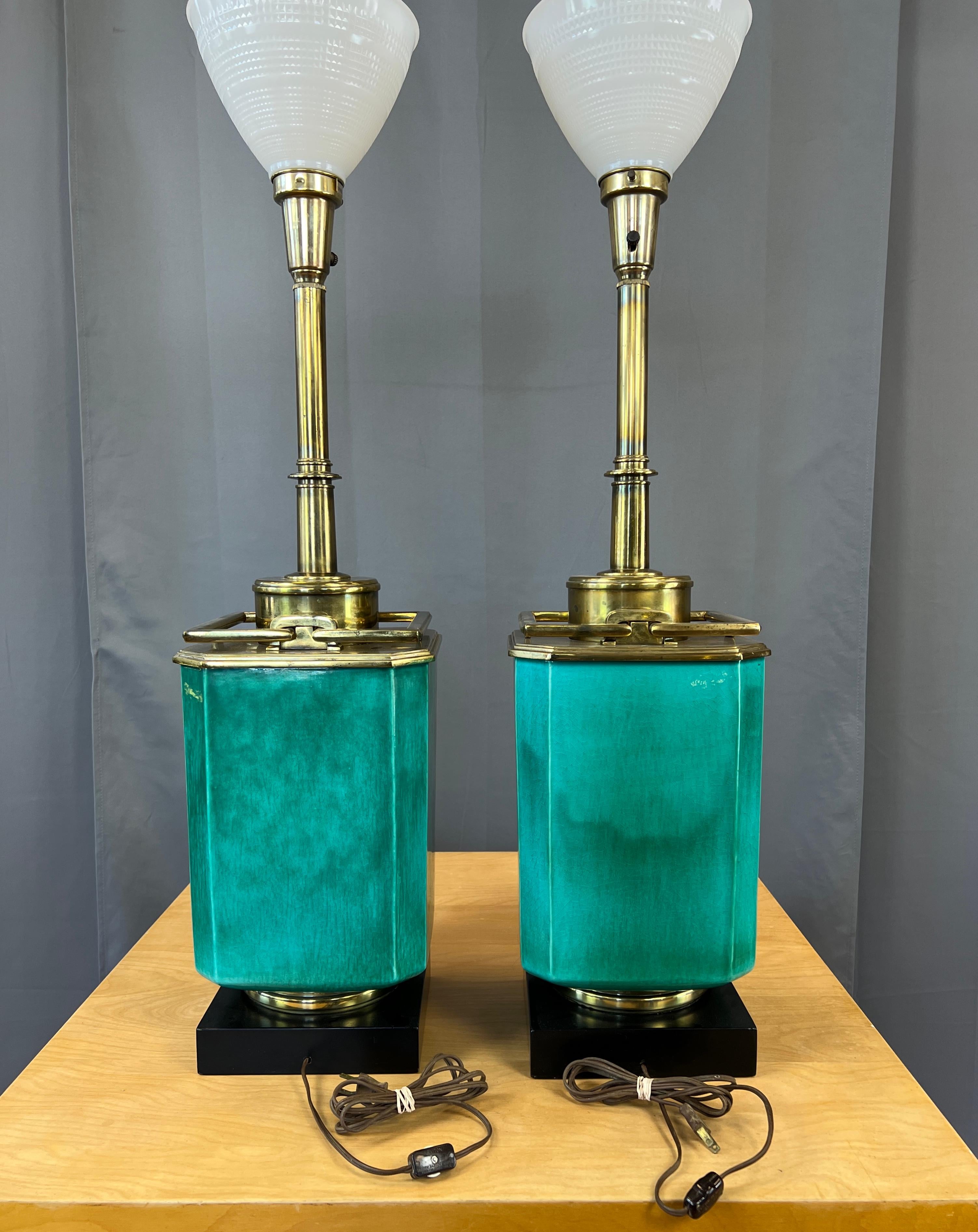 Monumentales Paar türkisfarbener und messingfarbener Tischlampen von Edwin Cole für Stiffel im Angebot 3