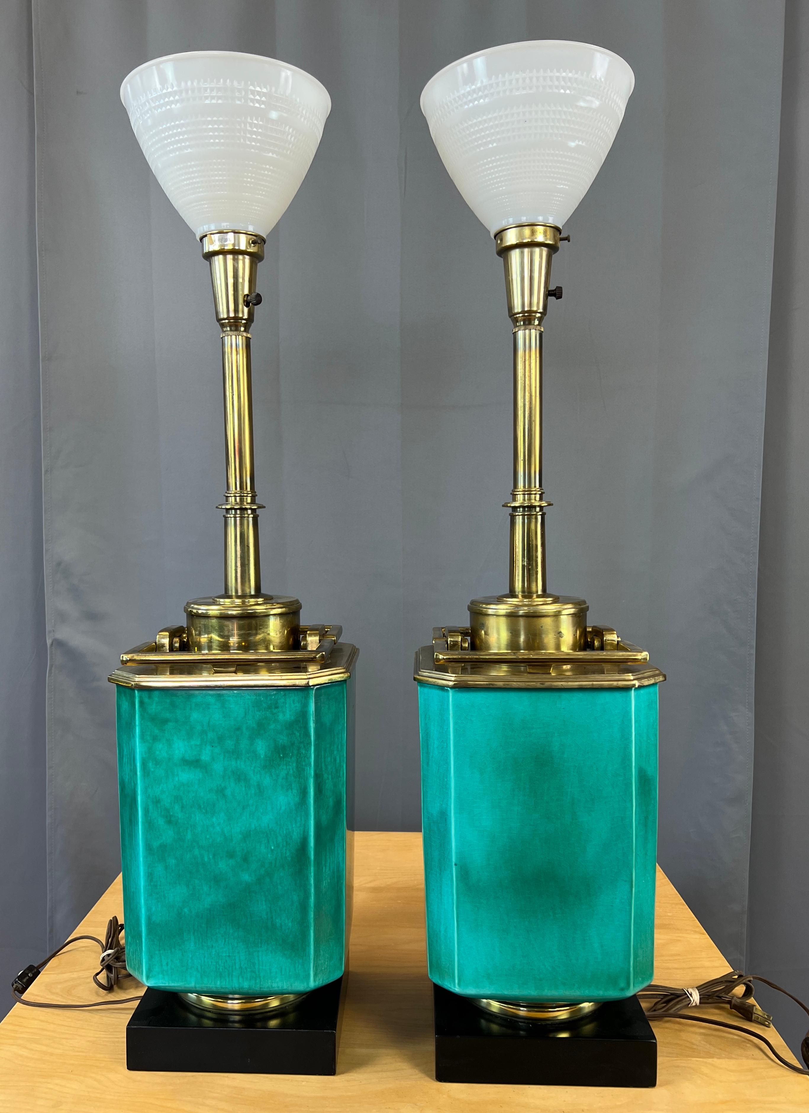 Monumentales Paar türkisfarbener und messingfarbener Tischlampen von Edwin Cole für Stiffel im Angebot 5