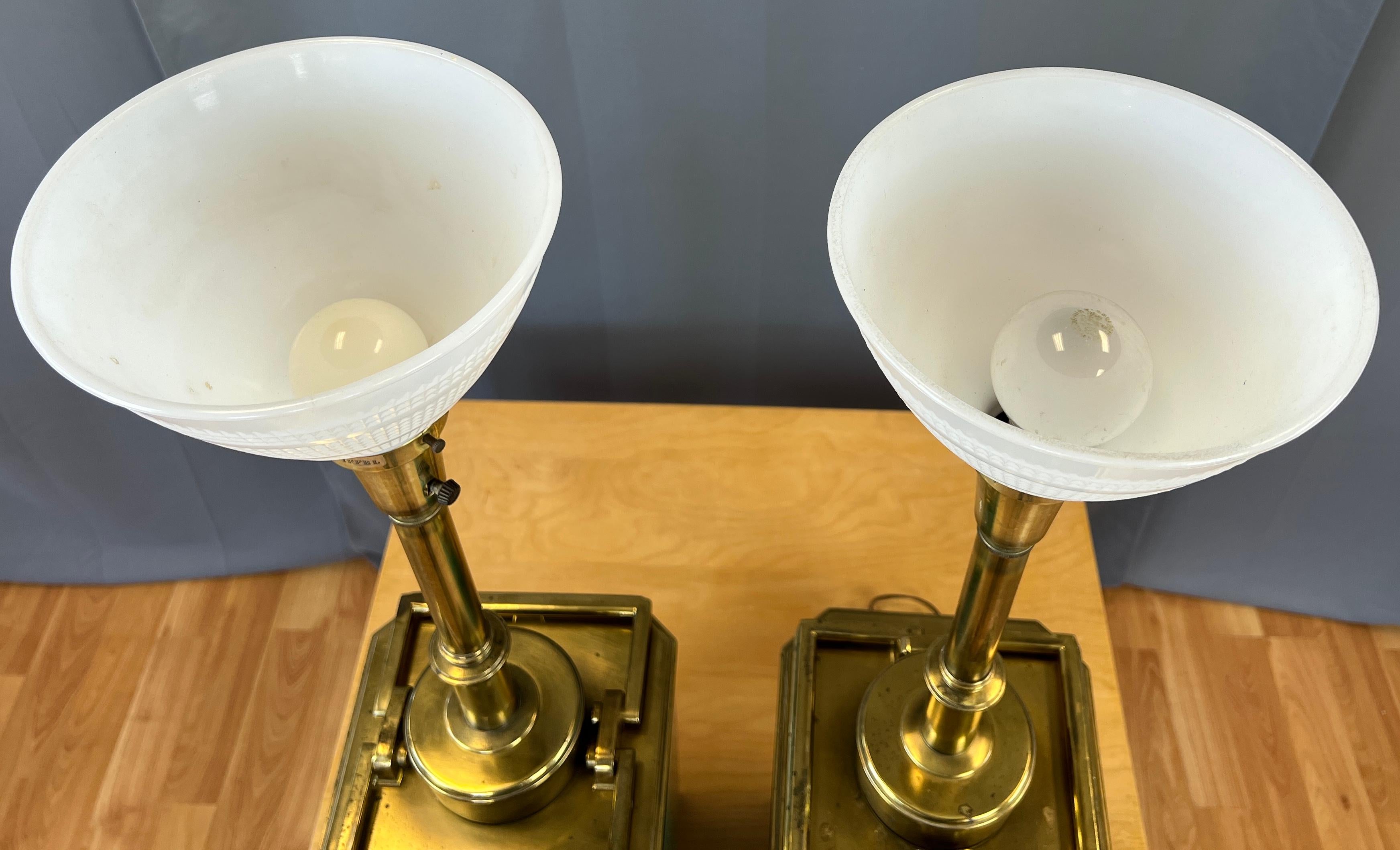 Monumentales Paar türkisfarbener und messingfarbener Tischlampen von Edwin Cole für Stiffel im Angebot 8