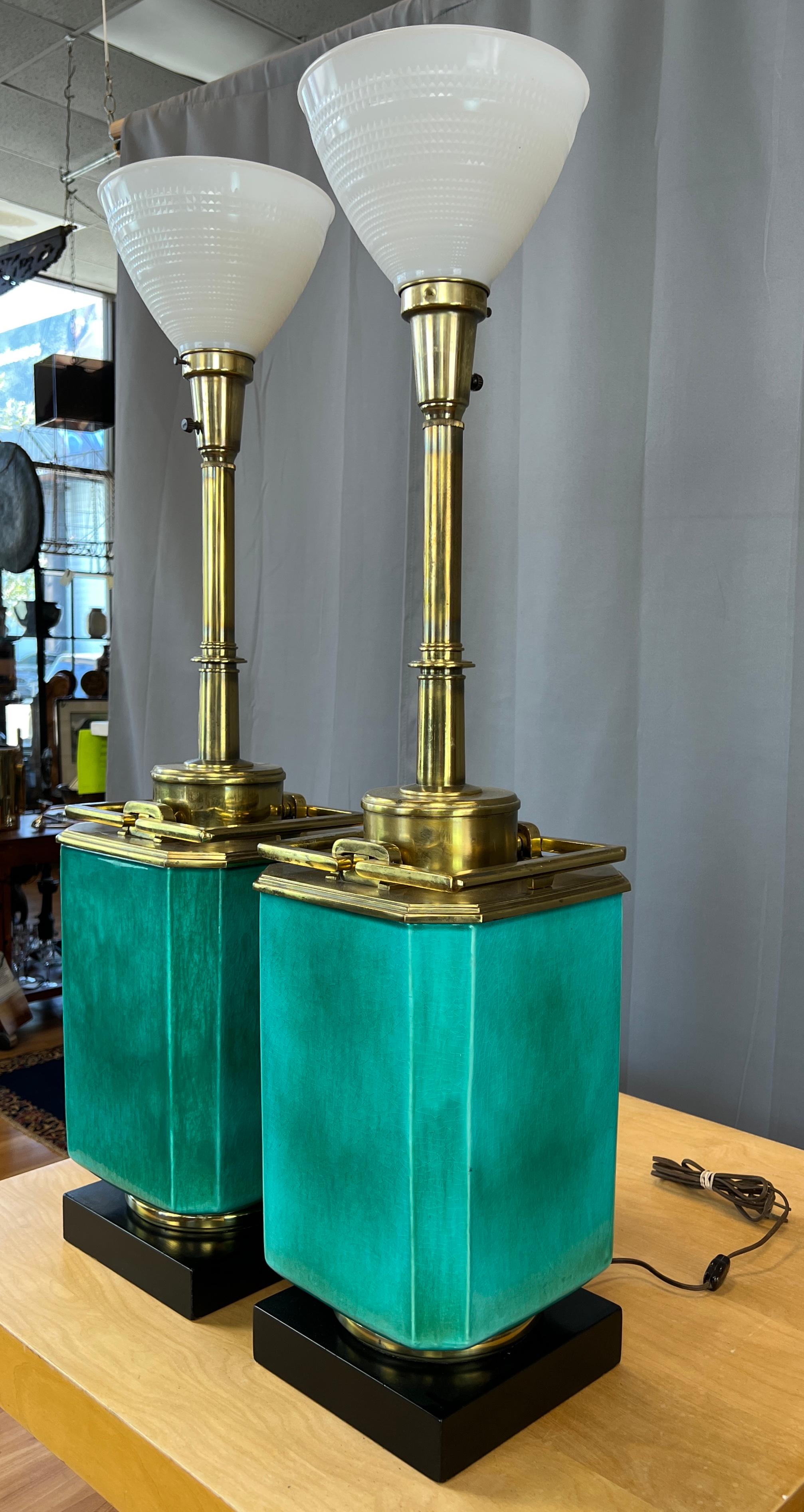 Monumentales Paar türkisfarbener und messingfarbener Tischlampen von Edwin Cole für Stiffel (Hollywood Regency) im Angebot