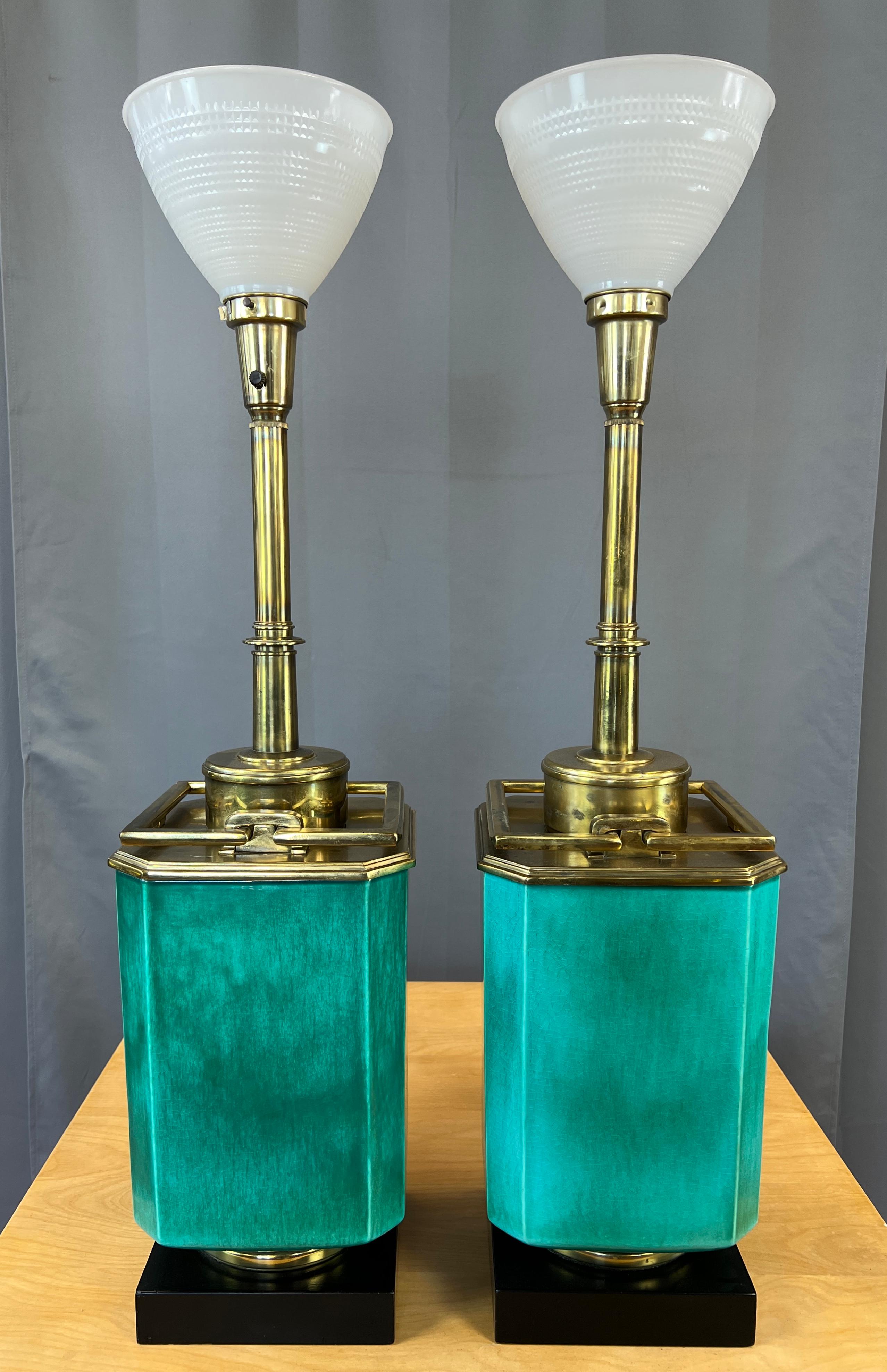 Monumentales Paar türkisfarbener und messingfarbener Tischlampen von Edwin Cole für Stiffel (amerikanisch) im Angebot
