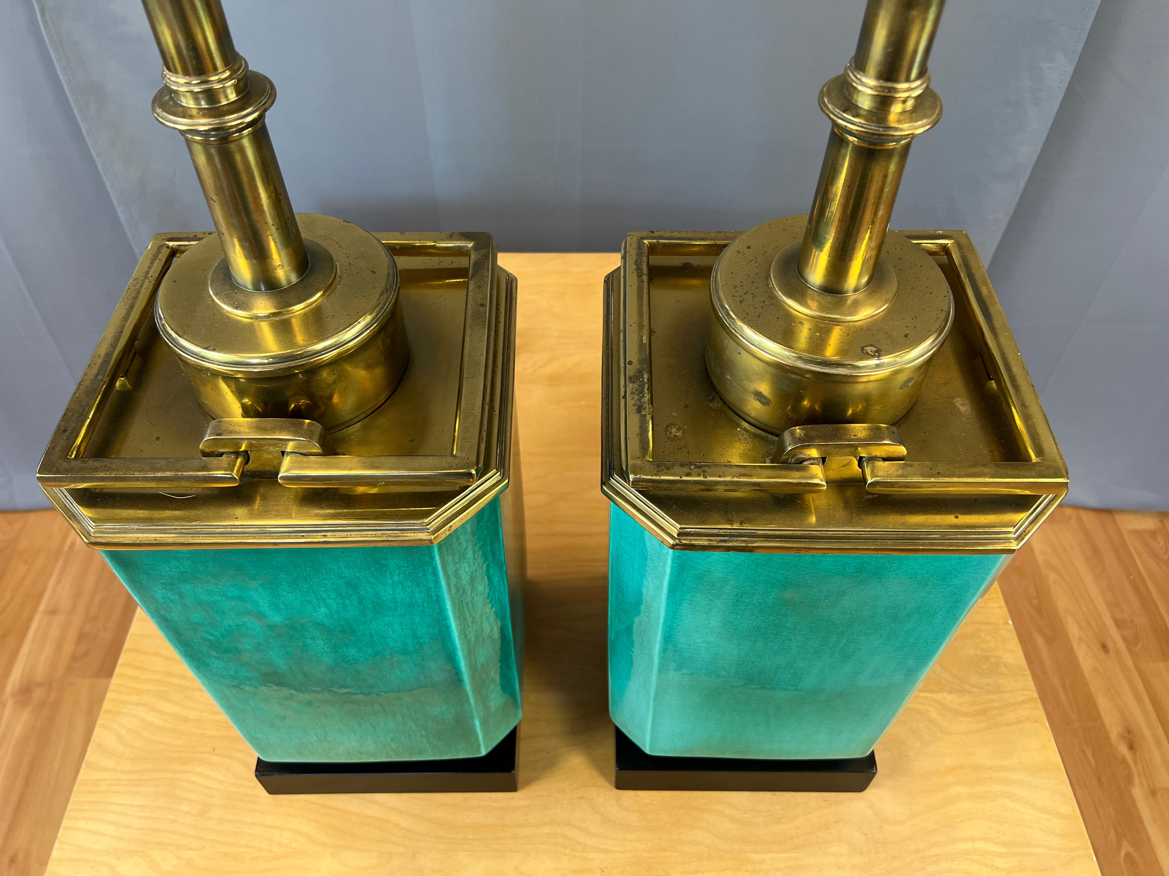 Monumentales Paar türkisfarbener und messingfarbener Tischlampen von Edwin Cole für Stiffel im Zustand „Gut“ im Angebot in San Francisco, CA