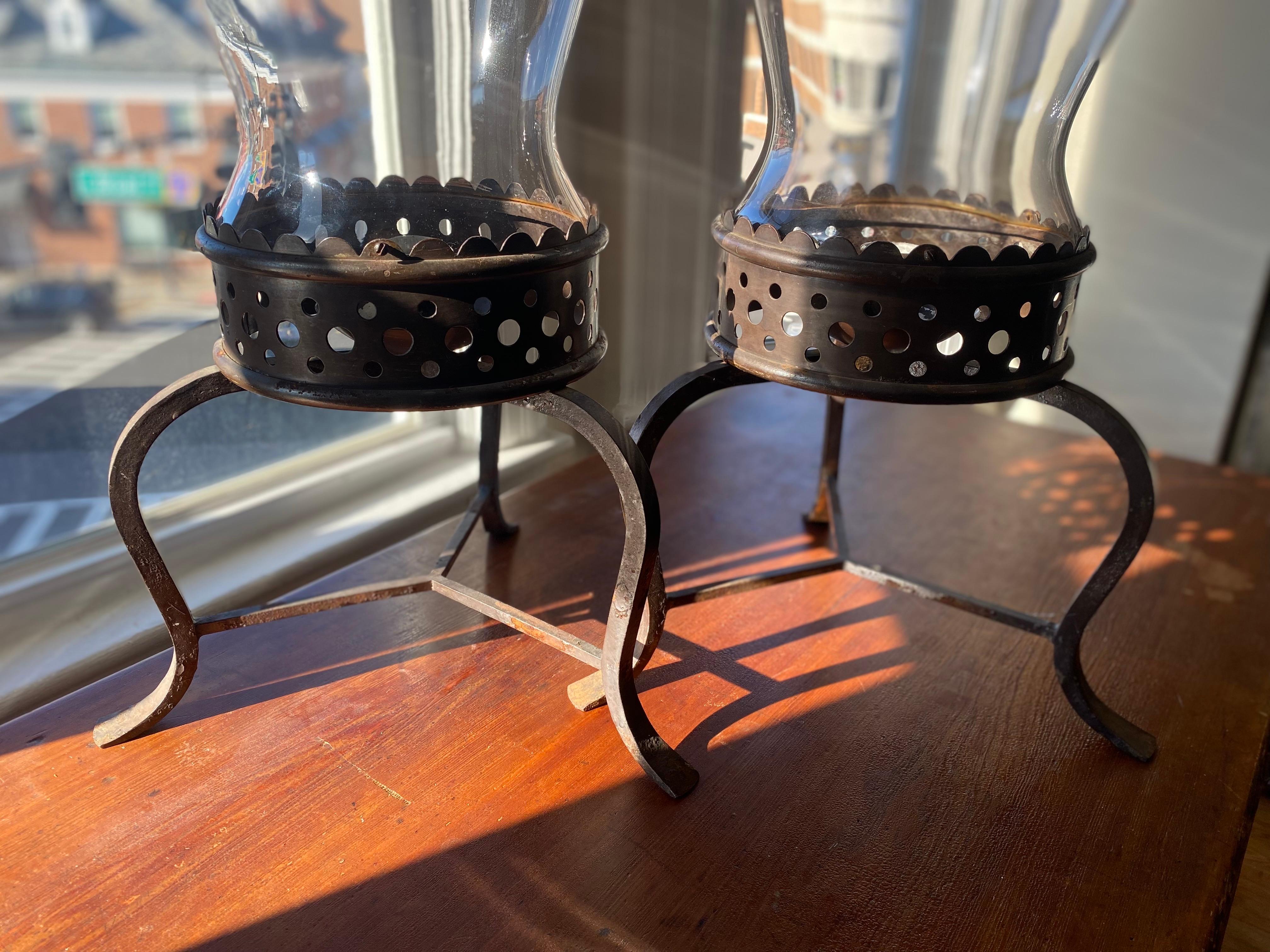 Coppia monumentale di lampade a uragano V-27 di John Vesey da Brook Astors Cove End in vendita 2