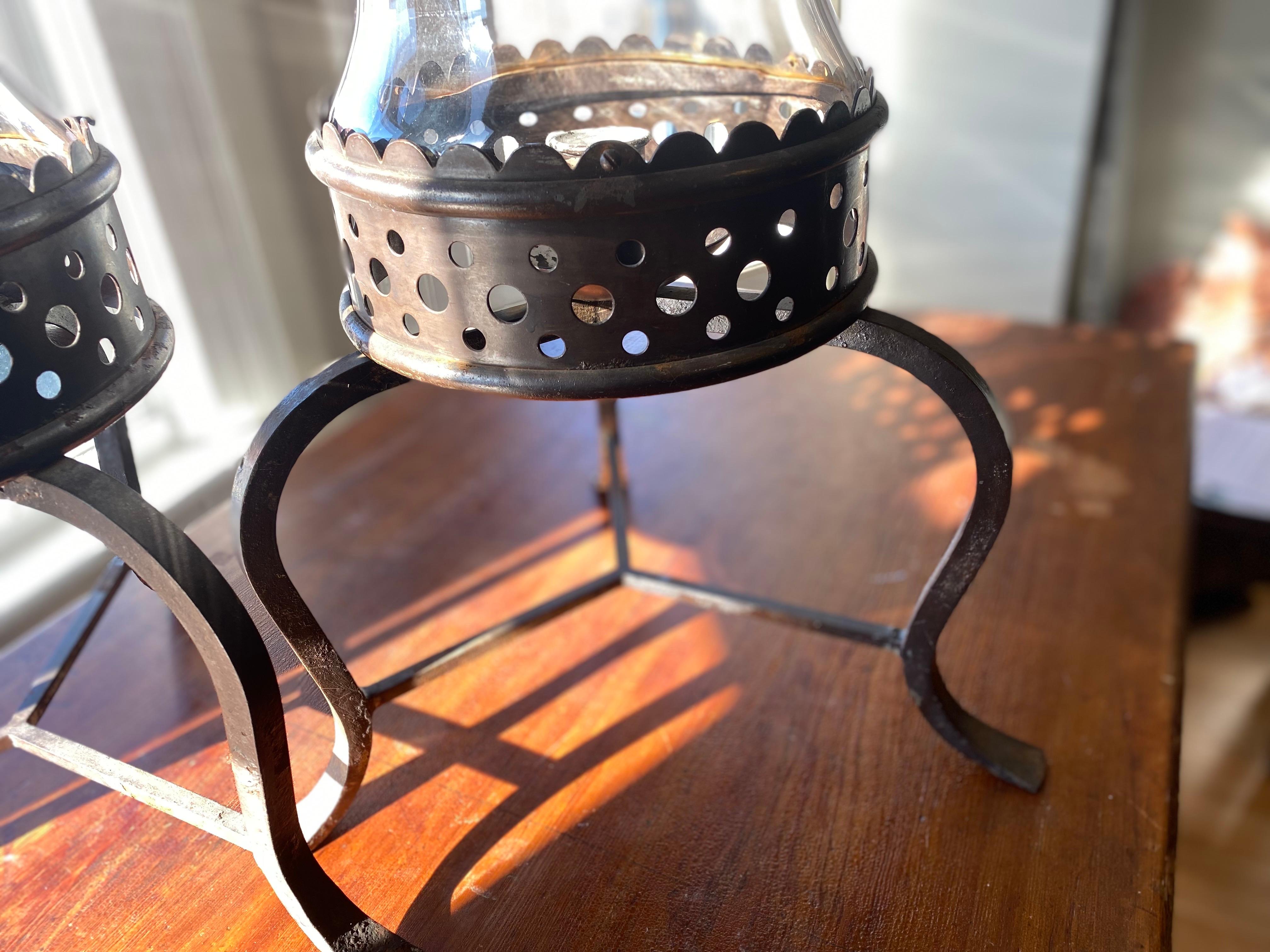 Coppia monumentale di lampade a uragano V-27 di John Vesey da Brook Astors Cove End in vendita 4