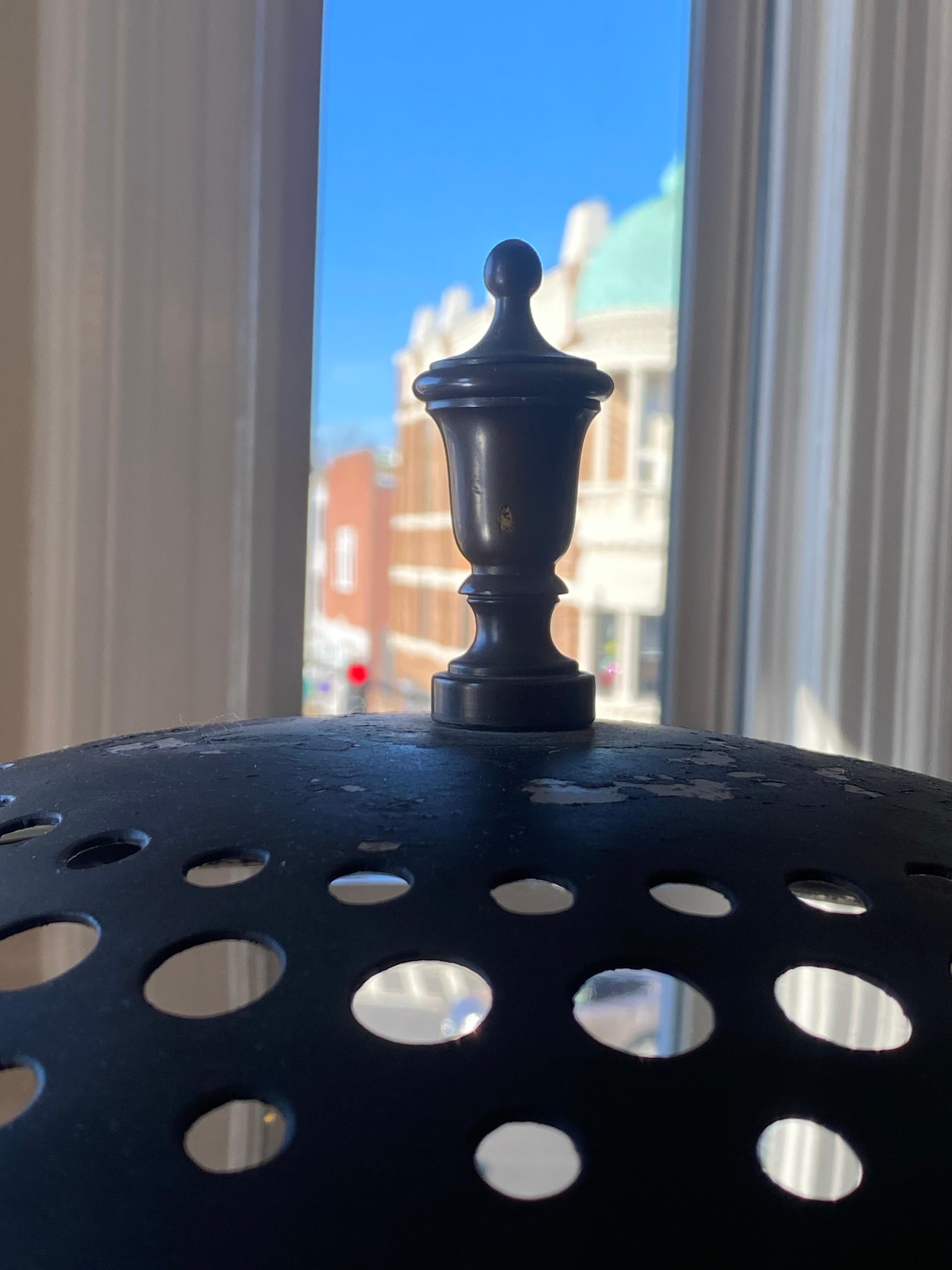 Coppia monumentale di lampade a uragano V-27 di John Vesey da Brook Astors Cove End in vendita 9