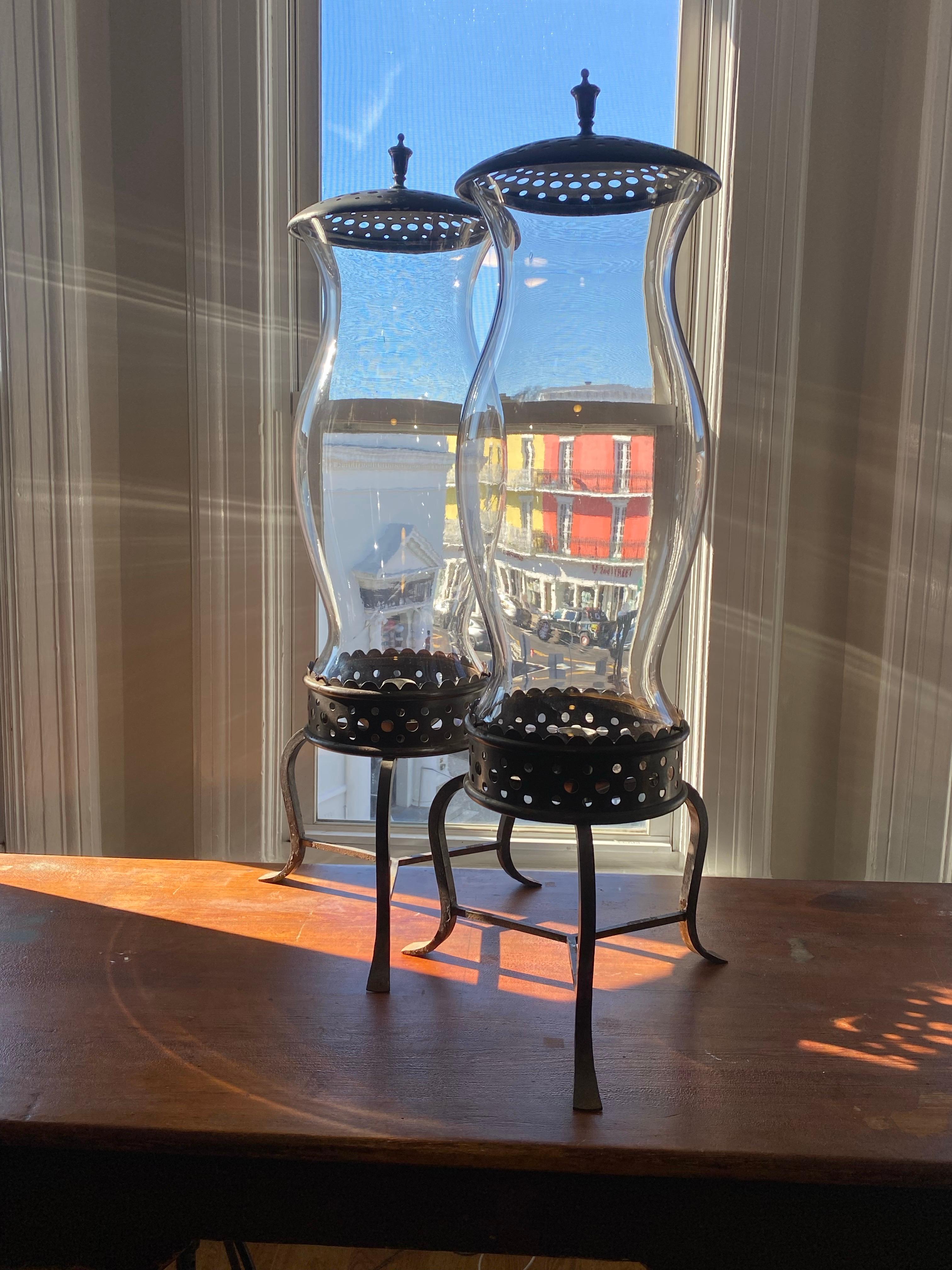 Mid-Century moderno Coppia monumentale di lampade a uragano V-27 di John Vesey da Brook Astors Cove End in vendita