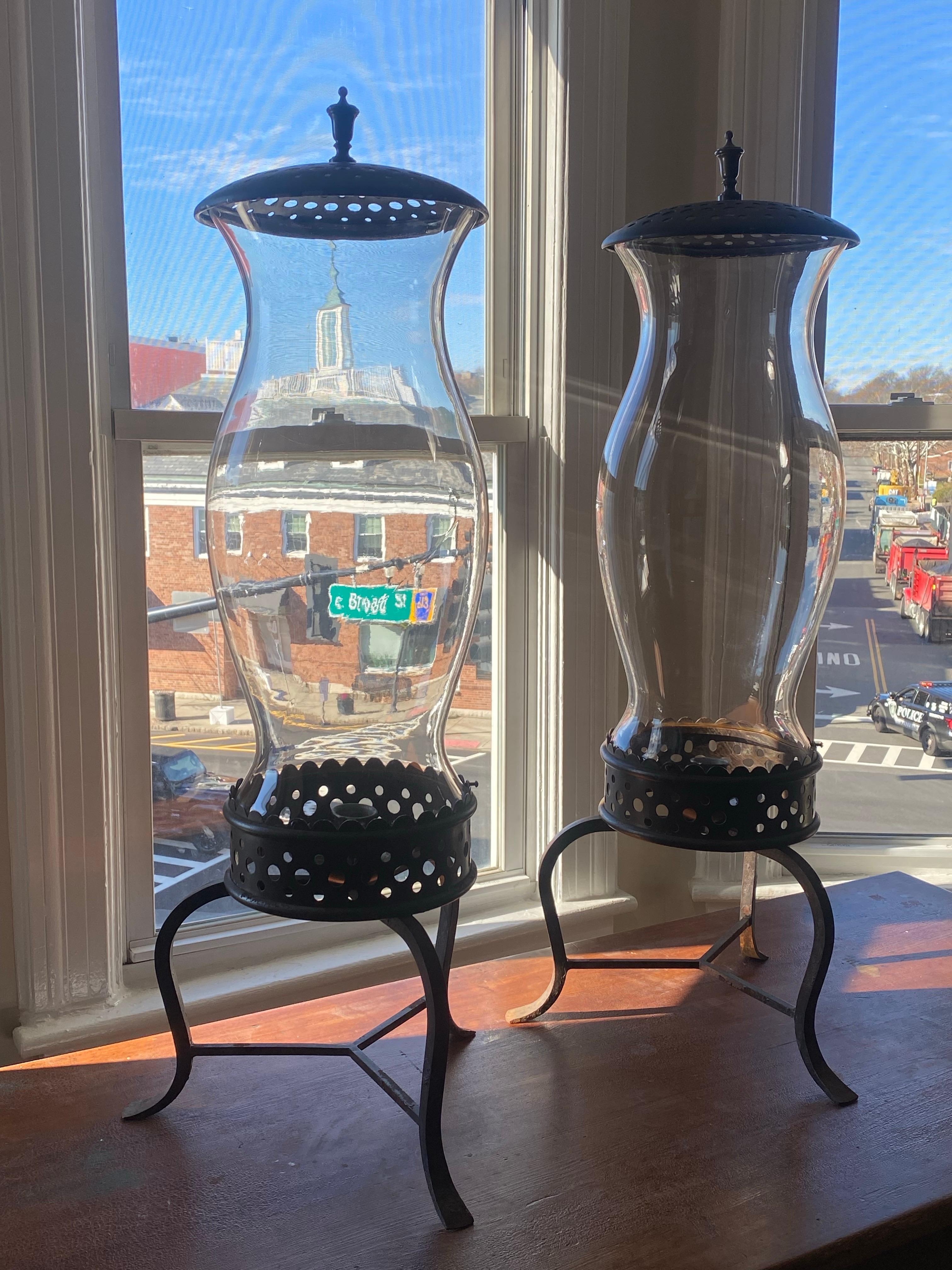 Americano Coppia monumentale di lampade a uragano V-27 di John Vesey da Brook Astors Cove End in vendita