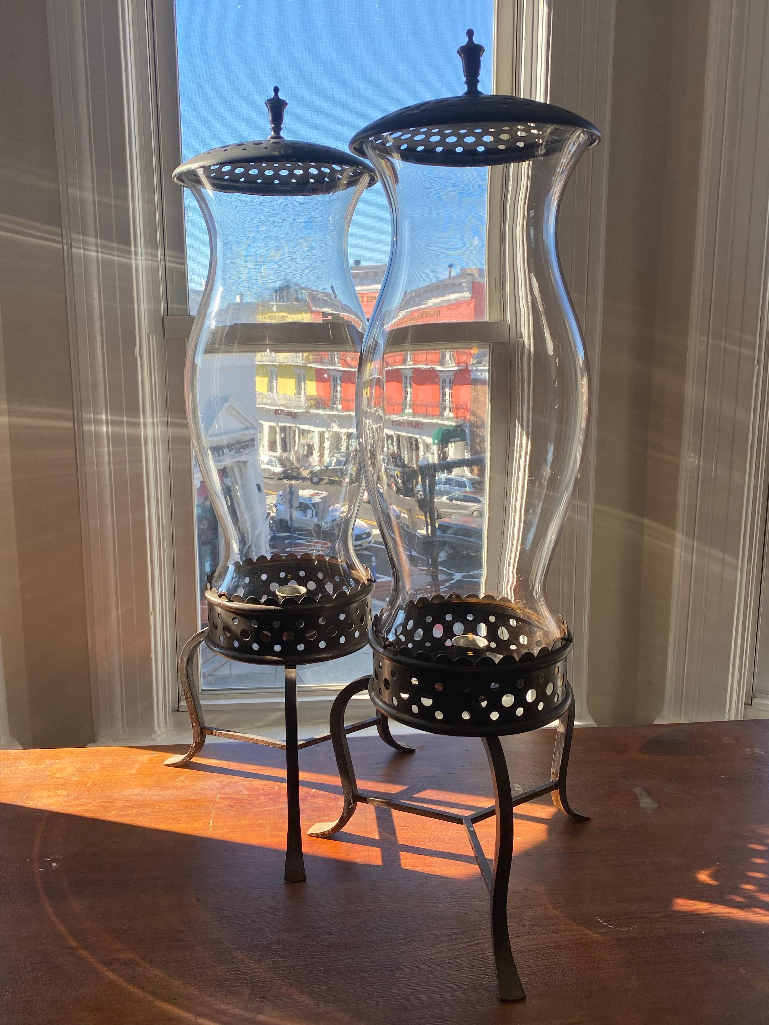 Forgiato Coppia monumentale di lampade a uragano V-27 di John Vesey da Brook Astors Cove End in vendita