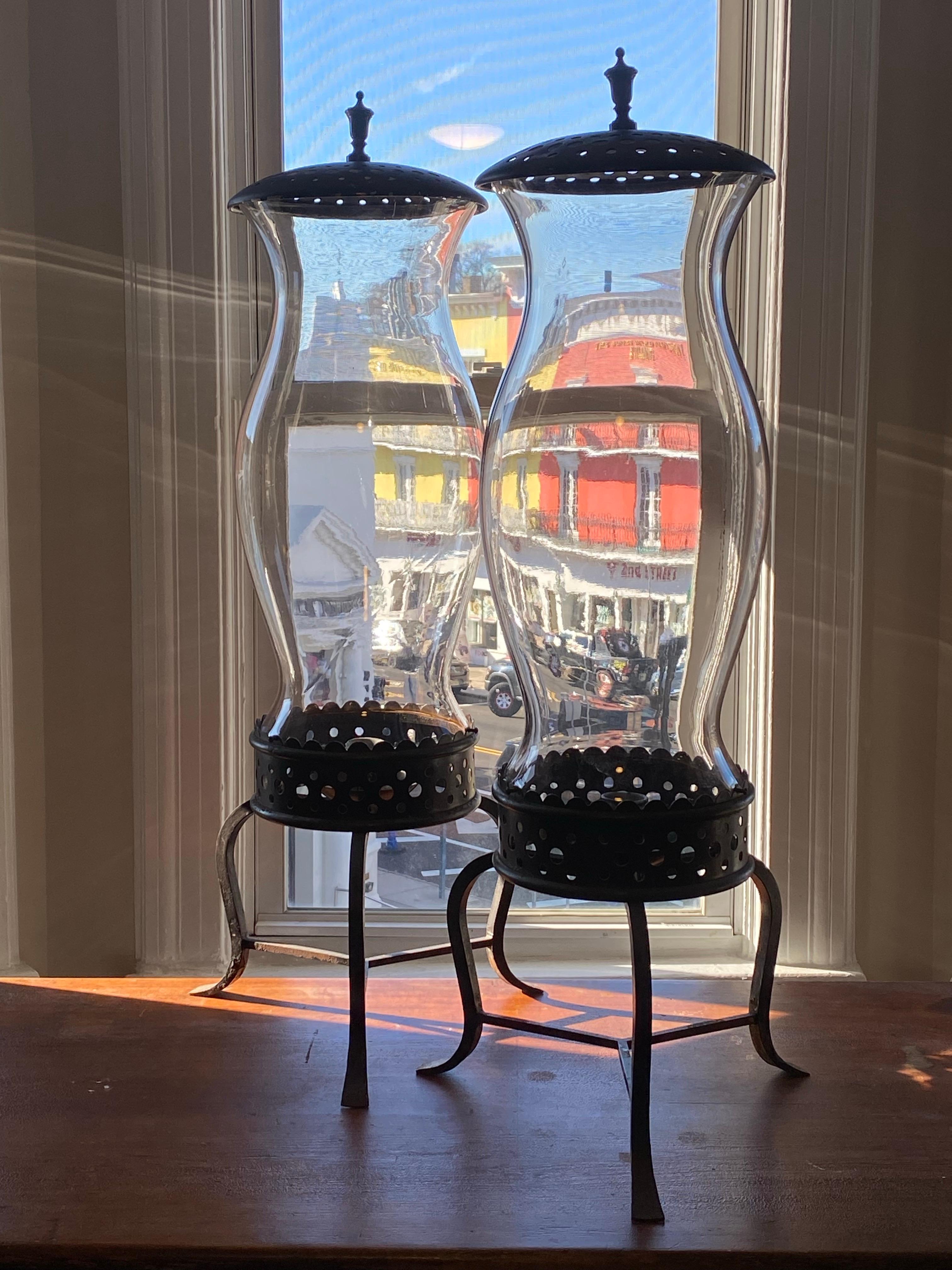 Coppia monumentale di lampade a uragano V-27 di John Vesey da Brook Astors Cove End In condizioni buone in vendita a Southampton, NJ