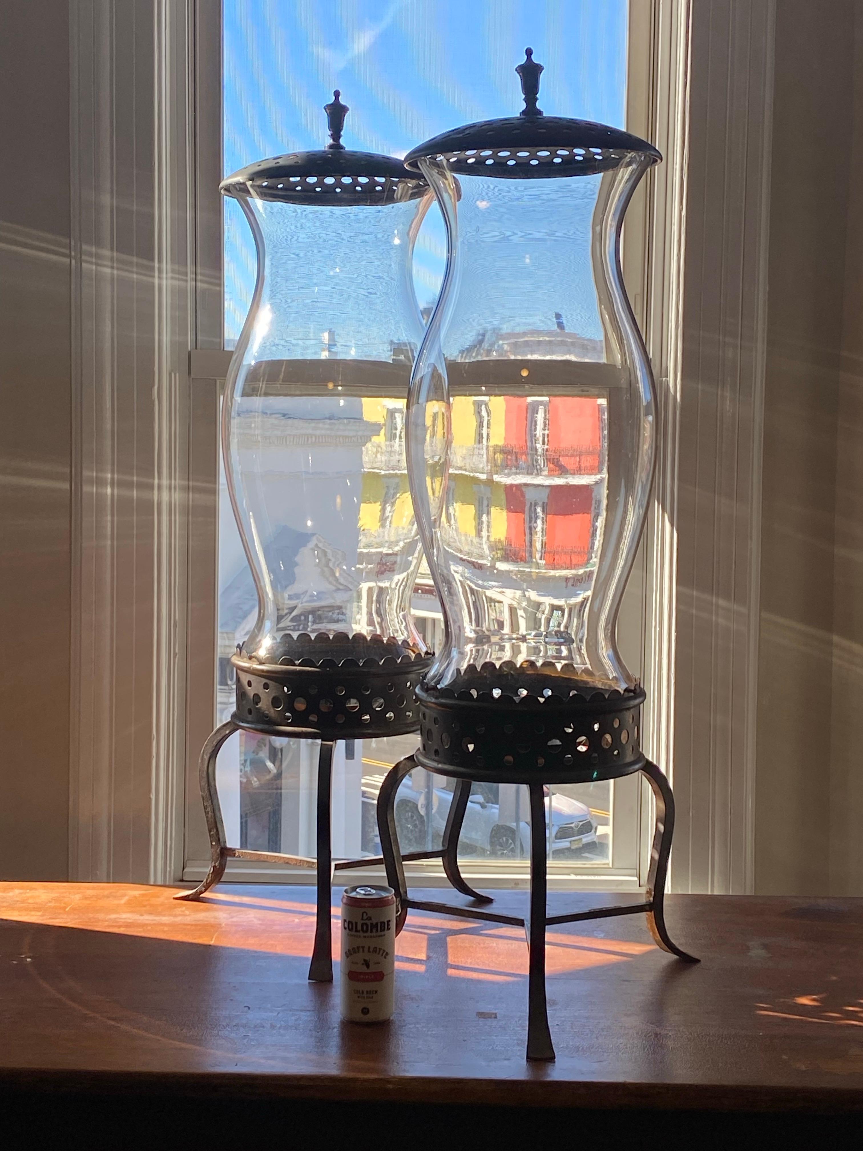 Metà XX secolo Coppia monumentale di lampade a uragano V-27 di John Vesey da Brook Astors Cove End in vendita