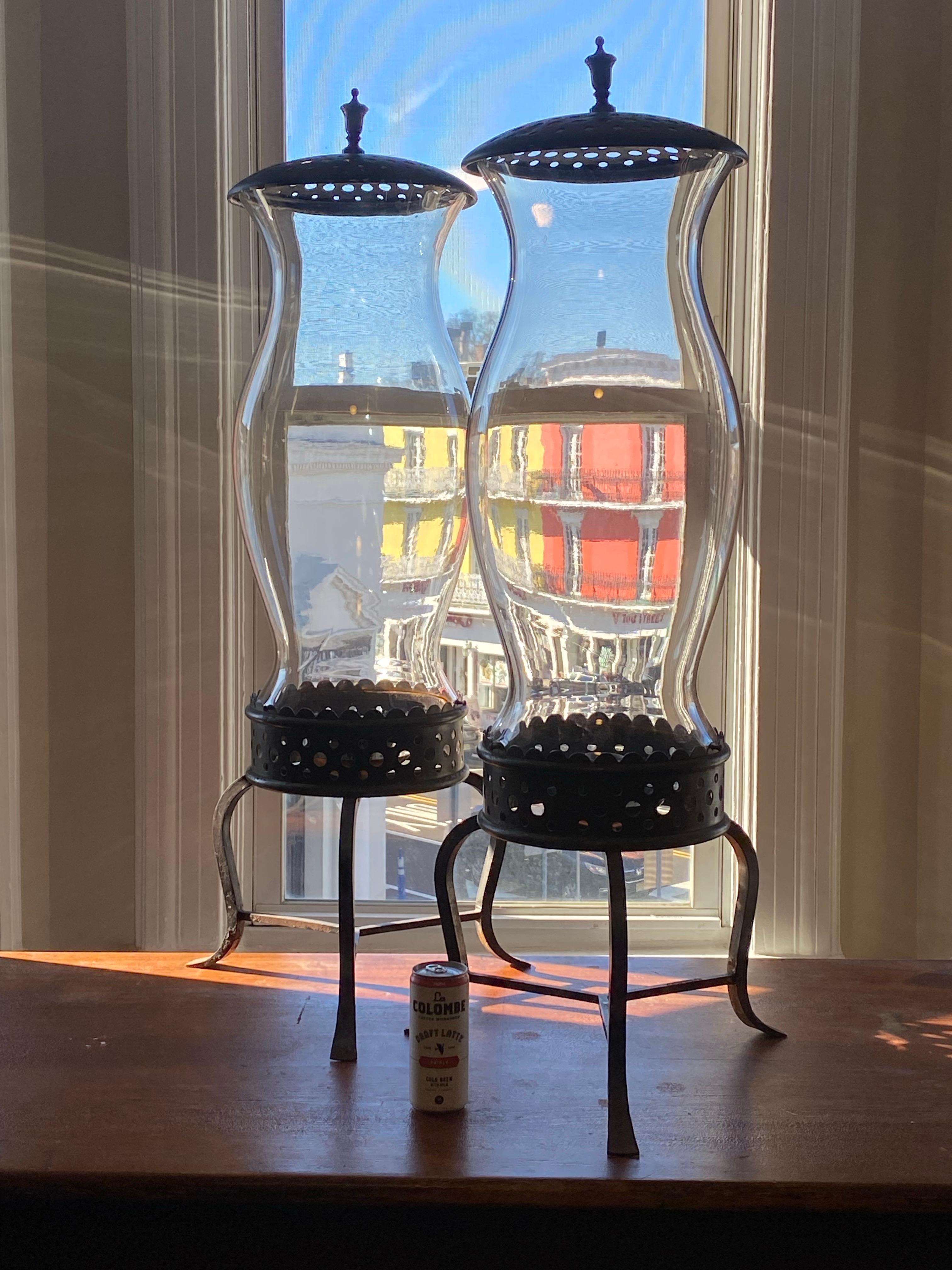 Vetro soffiato Coppia monumentale di lampade a uragano V-27 di John Vesey da Brook Astors Cove End in vendita