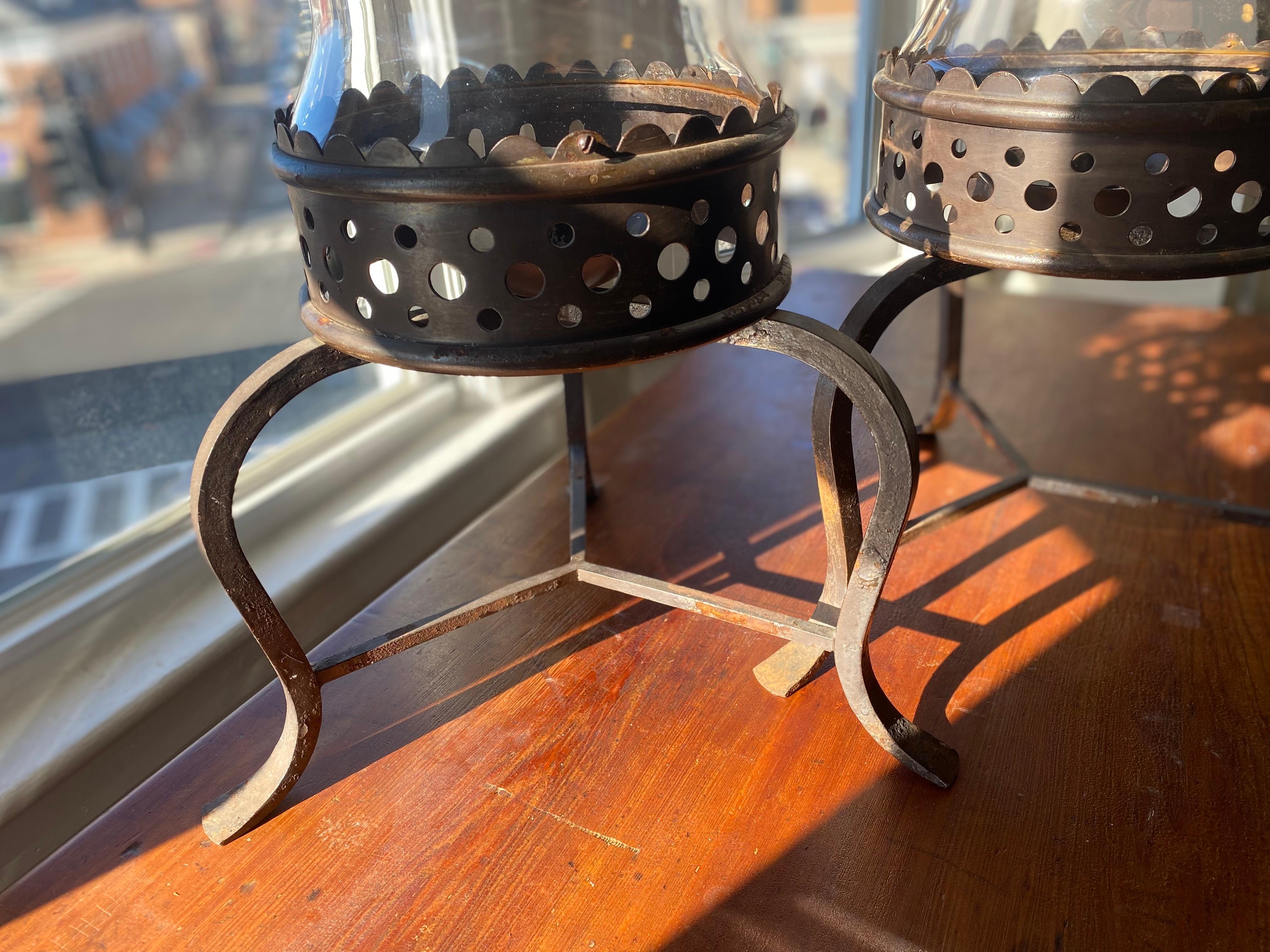 Coppia monumentale di lampade a uragano V-27 di John Vesey da Brook Astors Cove End in vendita 1