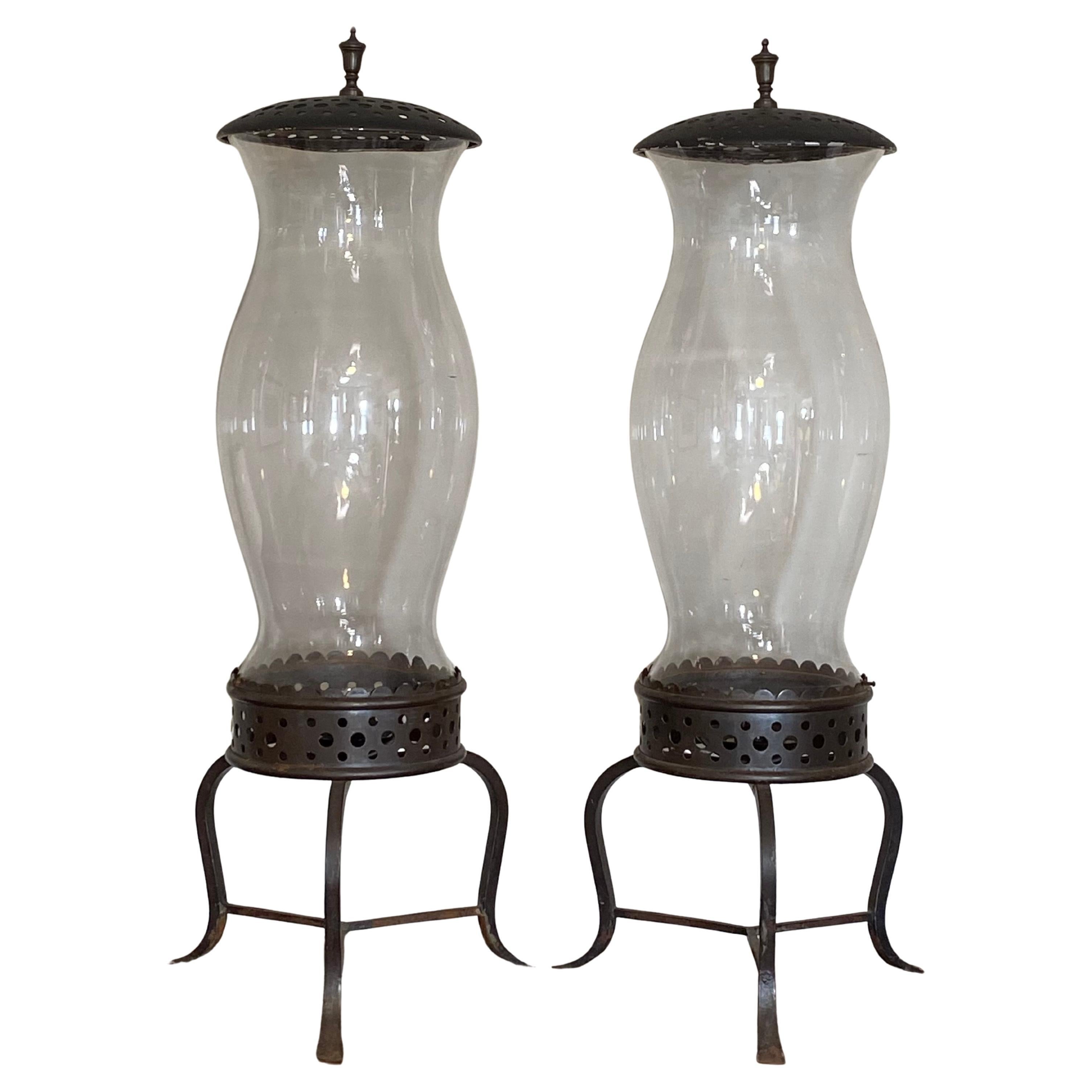 Coppia monumentale di lampade a uragano V-27 di John Vesey da Brook Astors Cove End in vendita