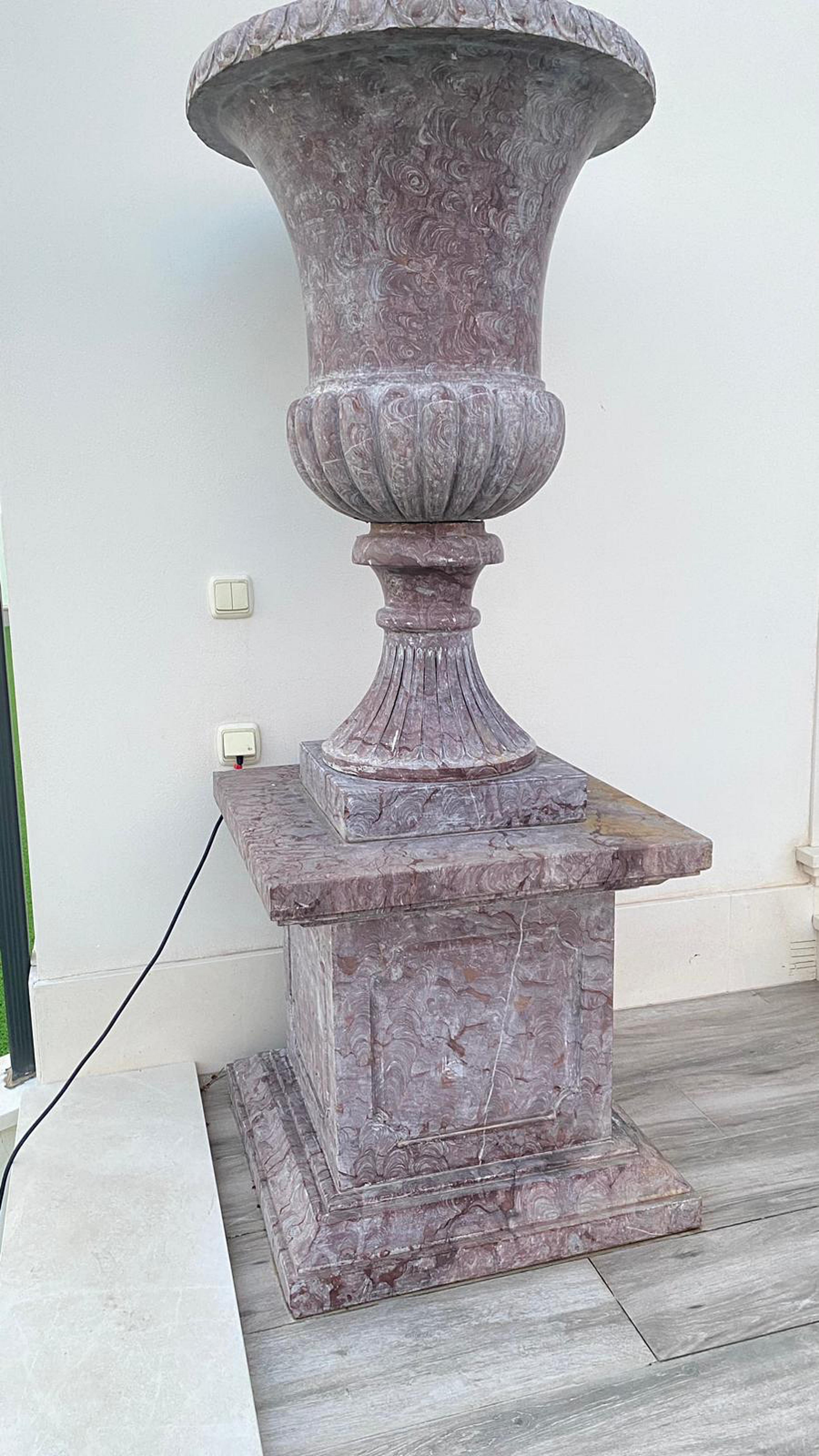 Monumentales Vasenpaar aus italienischem Lumachella-Marmor des frühen 20. Jahrhunderts, sehr selten im Angebot 4
