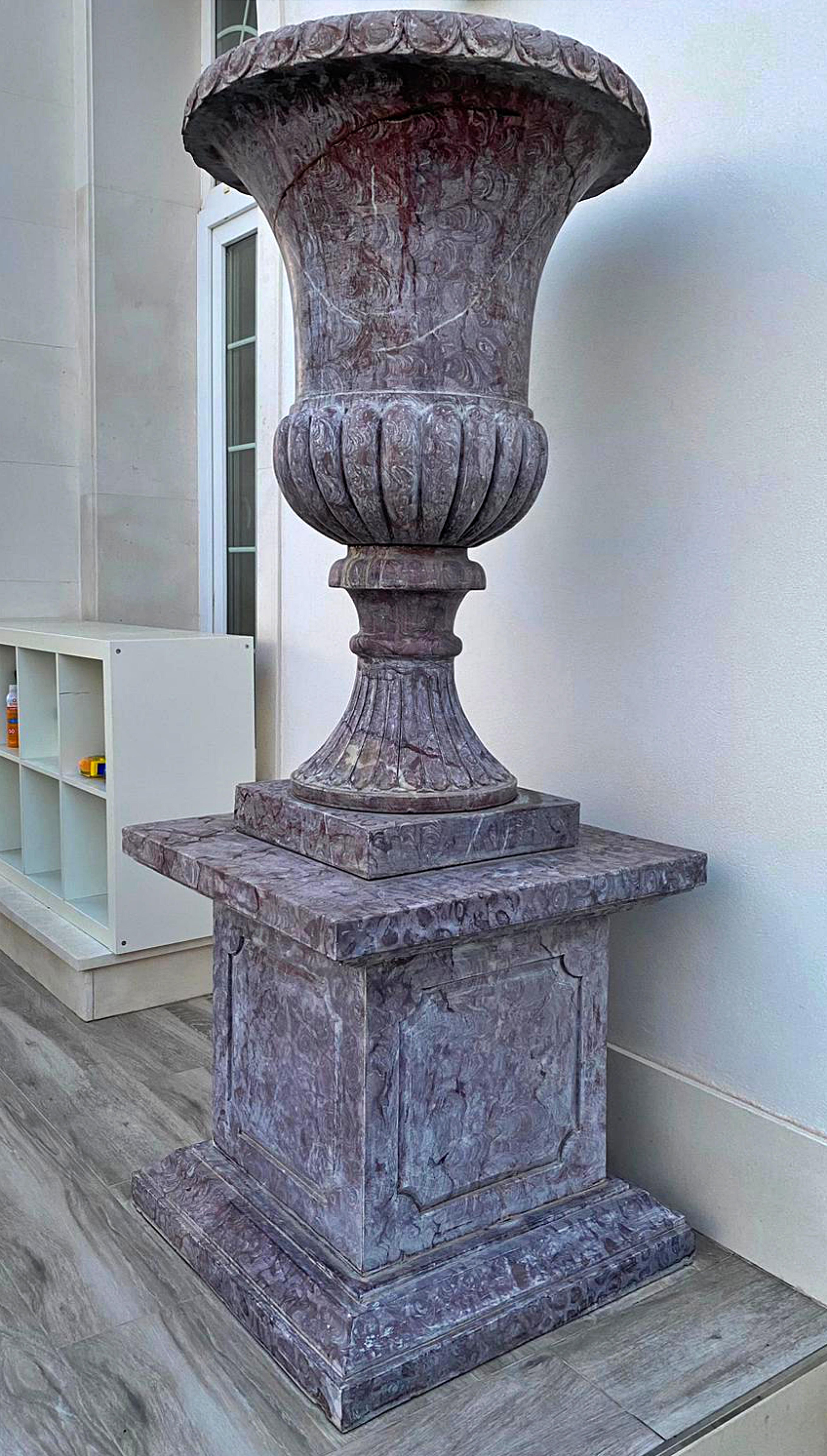 Monumentales Vasenpaar aus italienischem Lumachella-Marmor des frühen 20. Jahrhunderts, sehr selten im Angebot 5