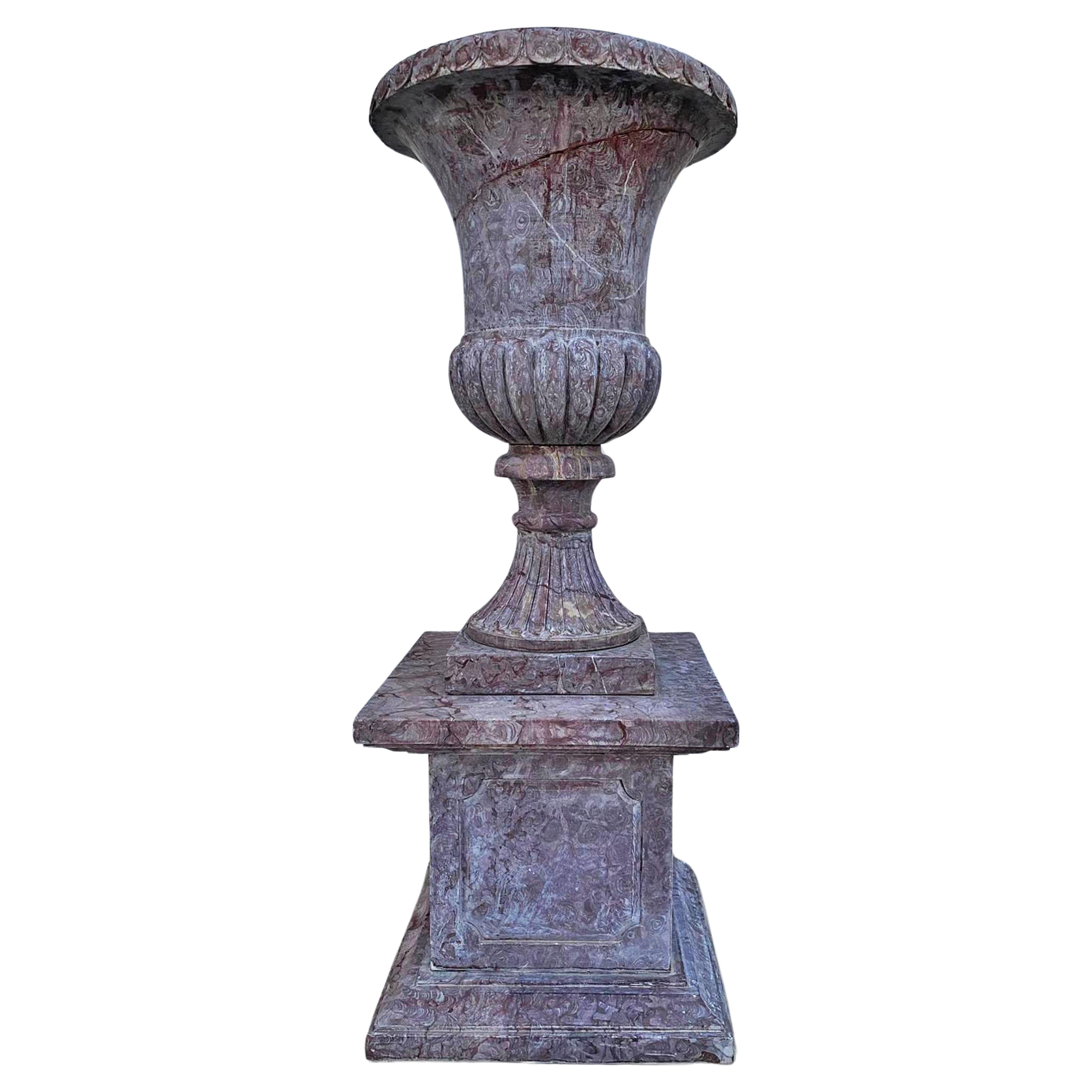 Monumentales Vasenpaar Anfang 20. Jahrhundert Italienisch, Lumachella-Marmor (sehr selten)

Höhe: 180cm
Sockel: 70cm x 70cm

Der Lumachella ist ein Aurisina-Marmor, der aus einer Mischung aus Weiß, Grau und Schwarz in Form eines Schneckenhauses