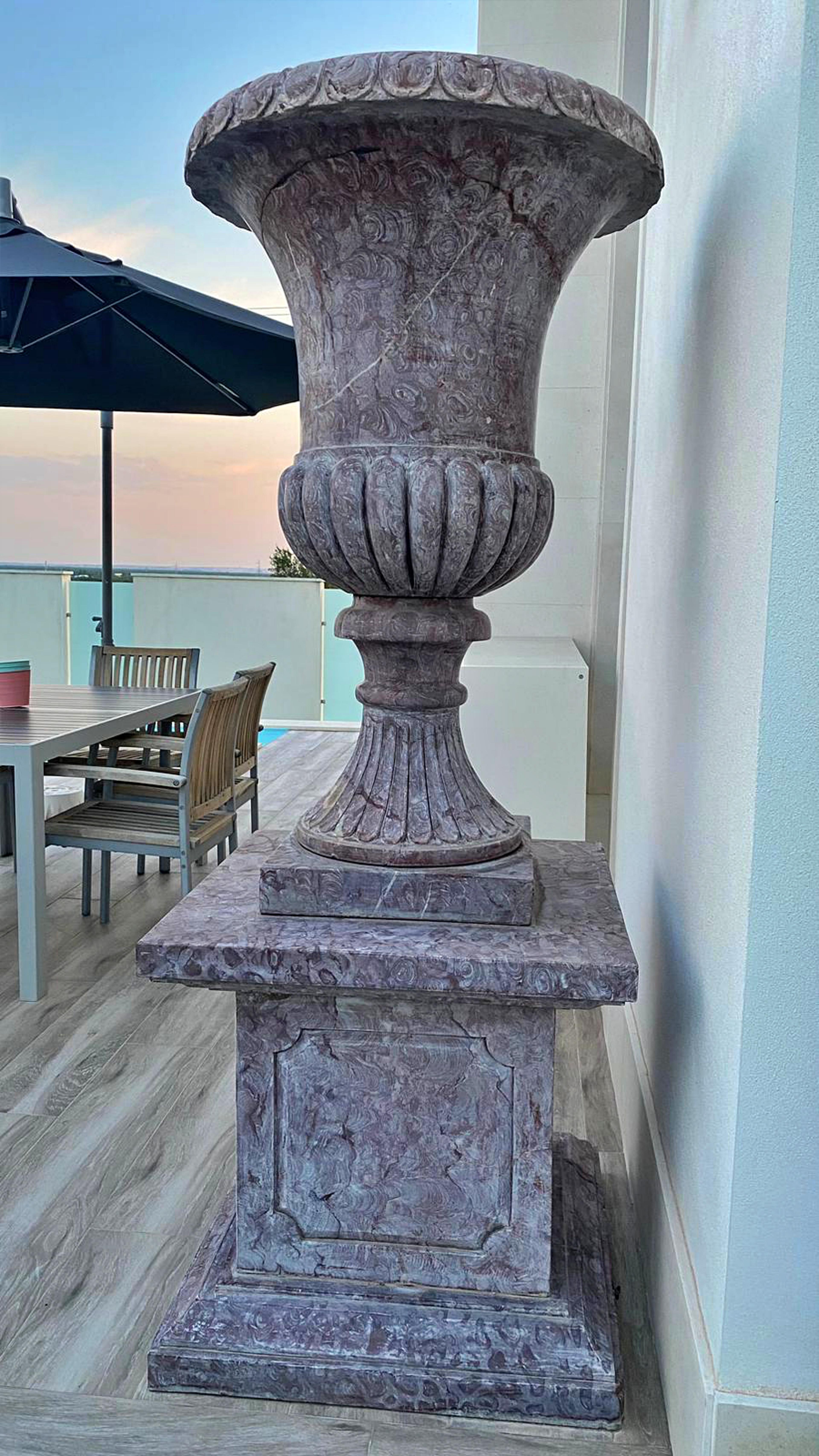 Monumentales Vasenpaar aus italienischem Lumachella-Marmor des frühen 20. Jahrhunderts, sehr selten (Italienisch) im Angebot