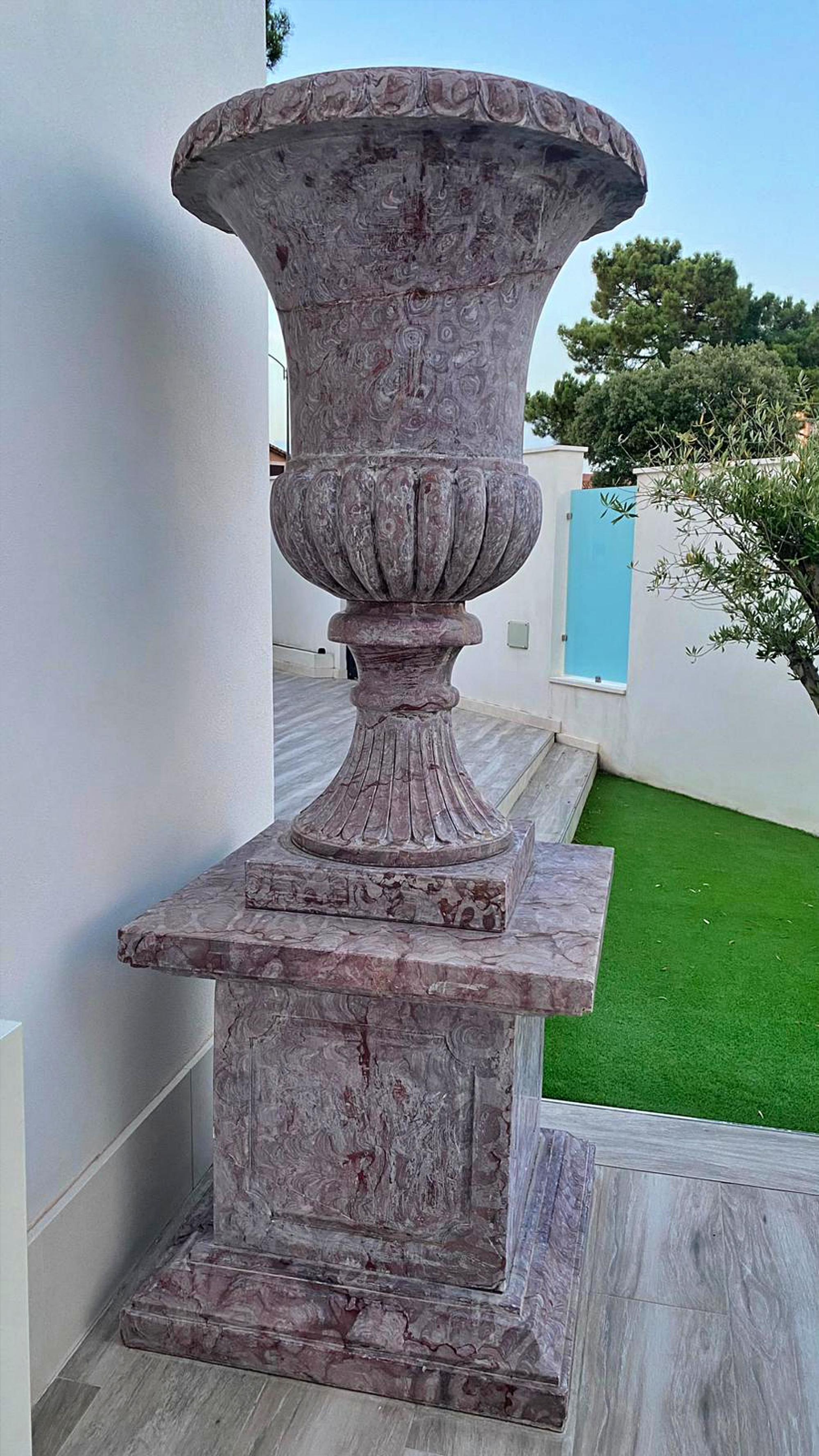 Monumentales Vasenpaar aus italienischem Lumachella-Marmor des frühen 20. Jahrhunderts, sehr selten (Handgefertigt) im Angebot
