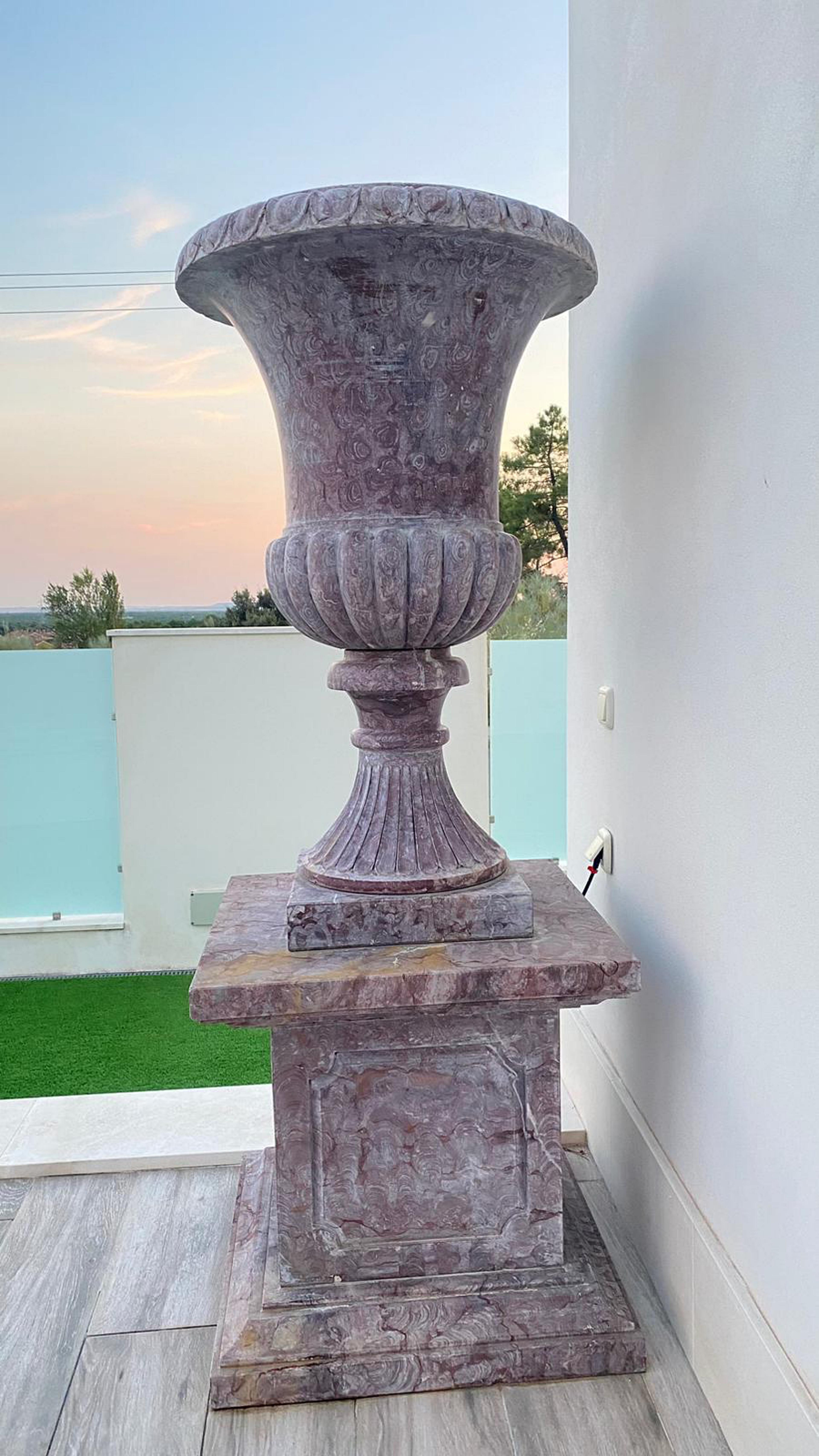 Monumentales Vasenpaar aus italienischem Lumachella-Marmor des frühen 20. Jahrhunderts, sehr selten im Angebot 3