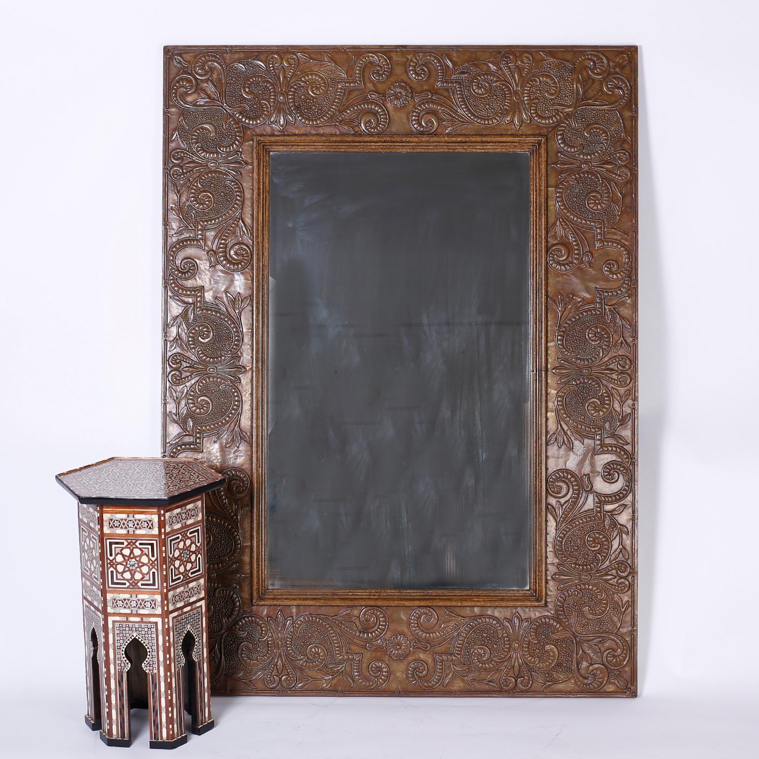 Paire monumentale de très grands miroirs muraux en bronze en vente 1