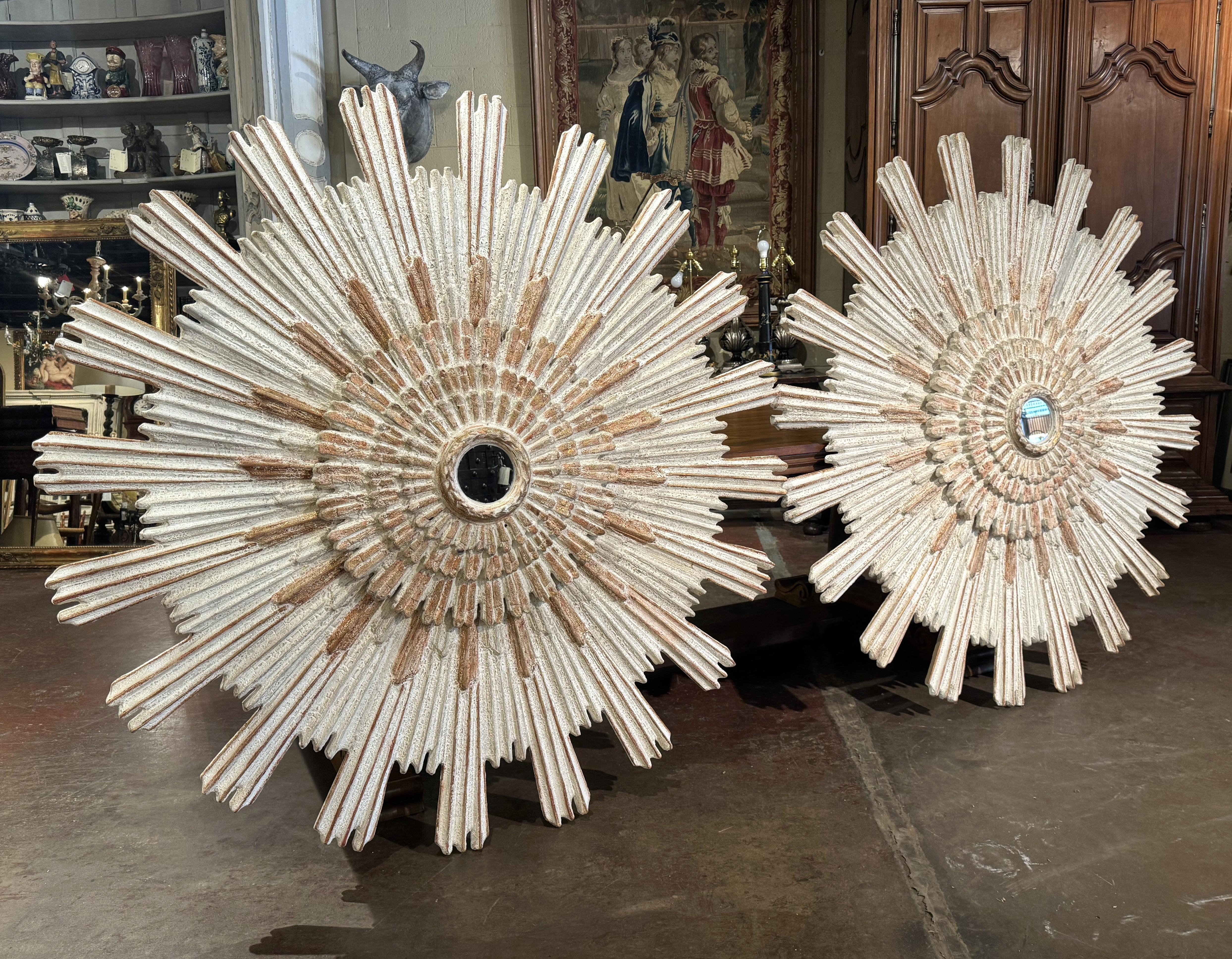 Aggiungi una splendida lucentezza alla tua casa con questa grande coppia di specchi solari. Creato in Italia intorno al 2010 e con un diametro di oltre un metro e mezzo, ogni specchio vintage ha una forma classica a raggio di sole con quattro
