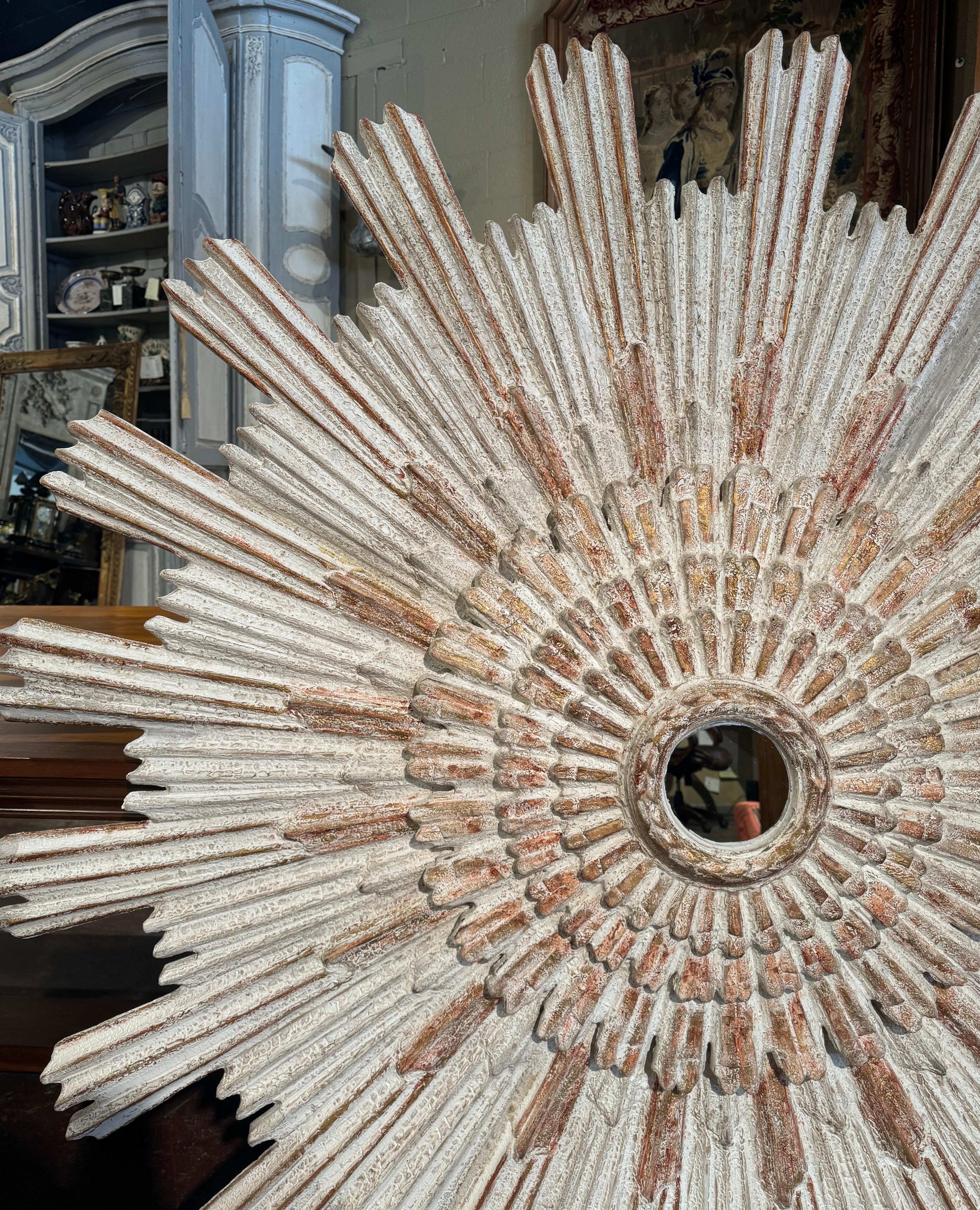 Monumentale coppia di specchi d'epoca italiani intagliati a raggiera a quattro piani In condizioni ottime in vendita a Dallas, TX