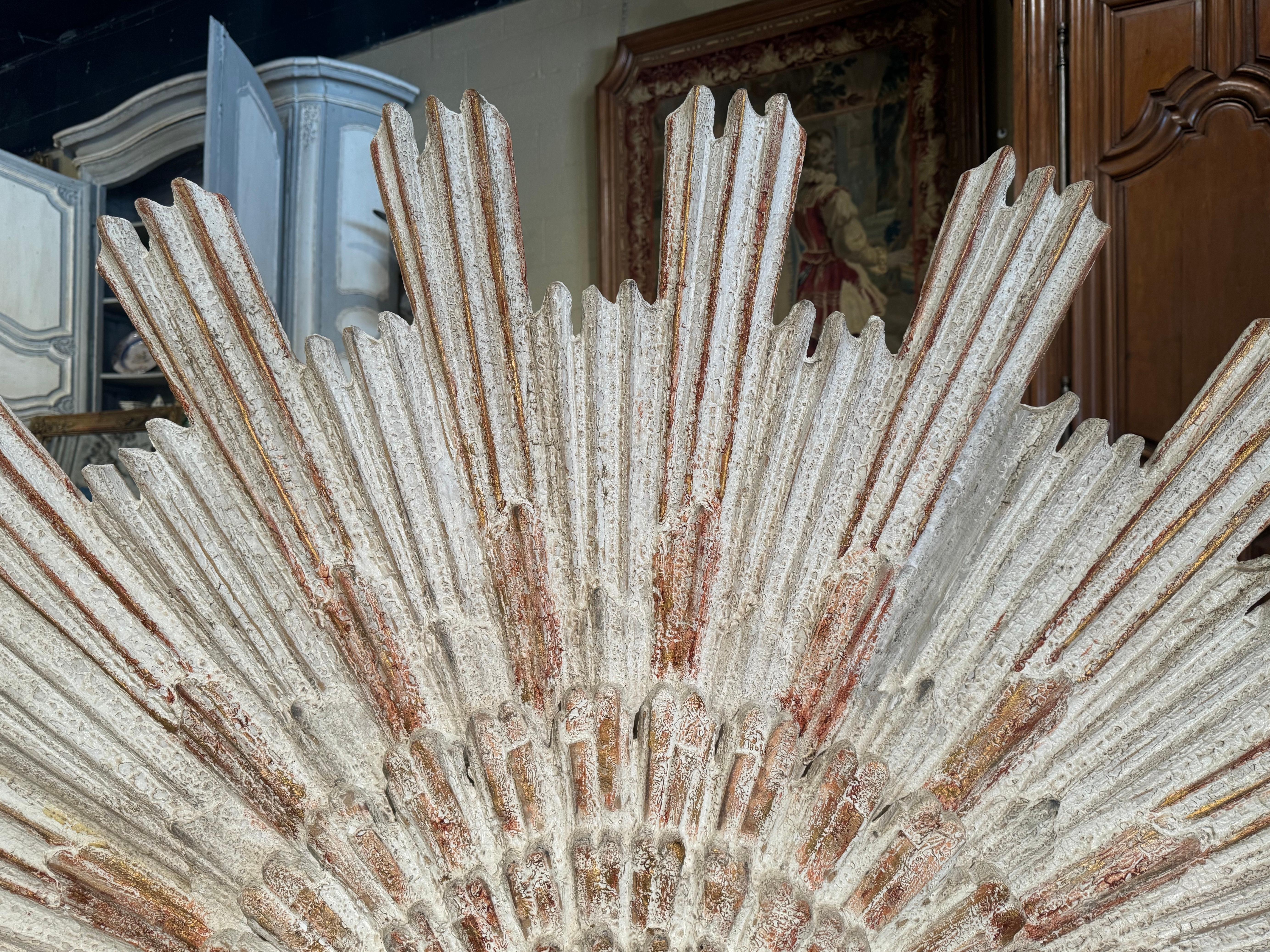 Legno dorato Monumentale coppia di specchi d'epoca italiani intagliati a raggiera a quattro piani in vendita