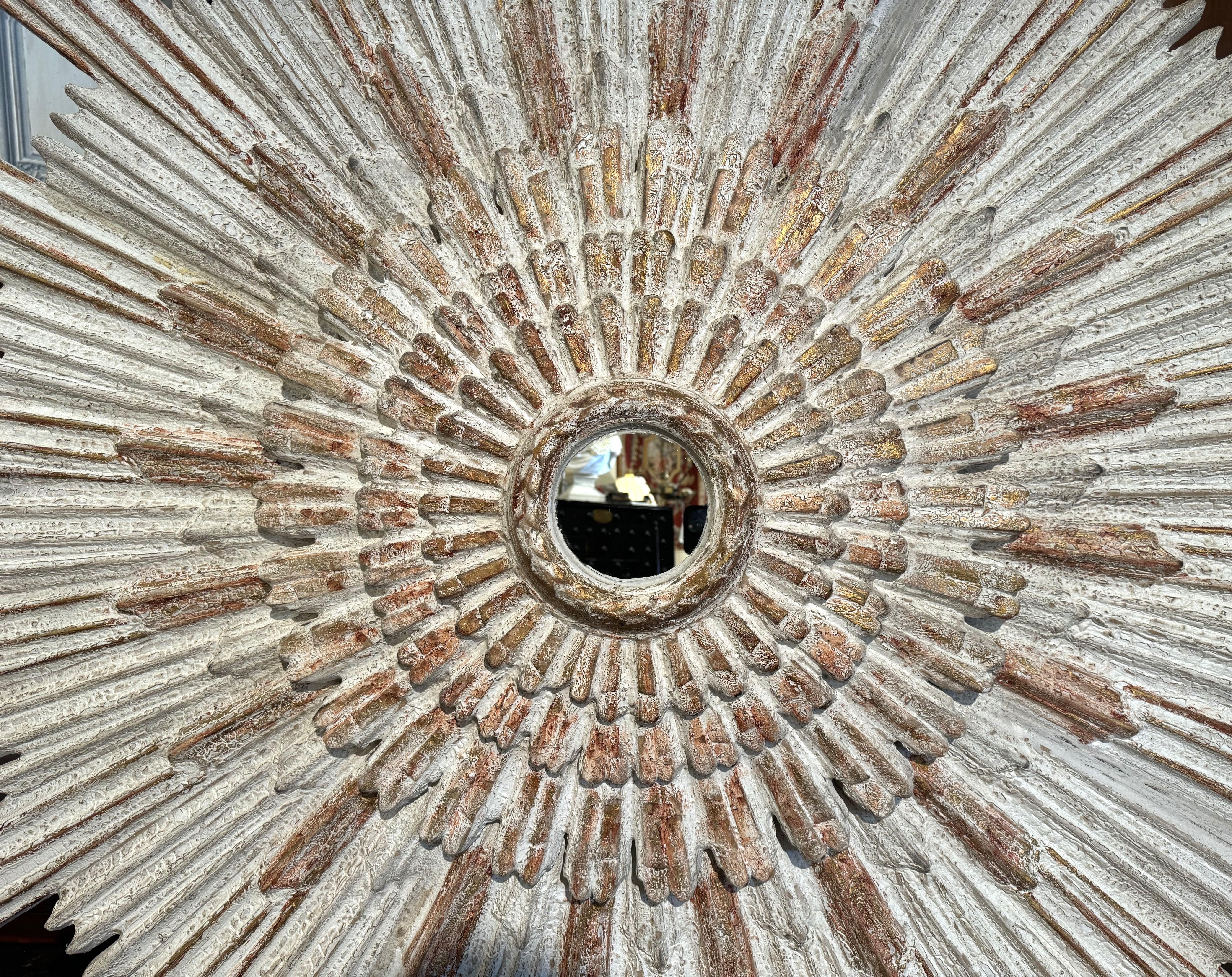Monumentale coppia di specchi d'epoca italiani intagliati a raggiera a quattro piani in vendita 1