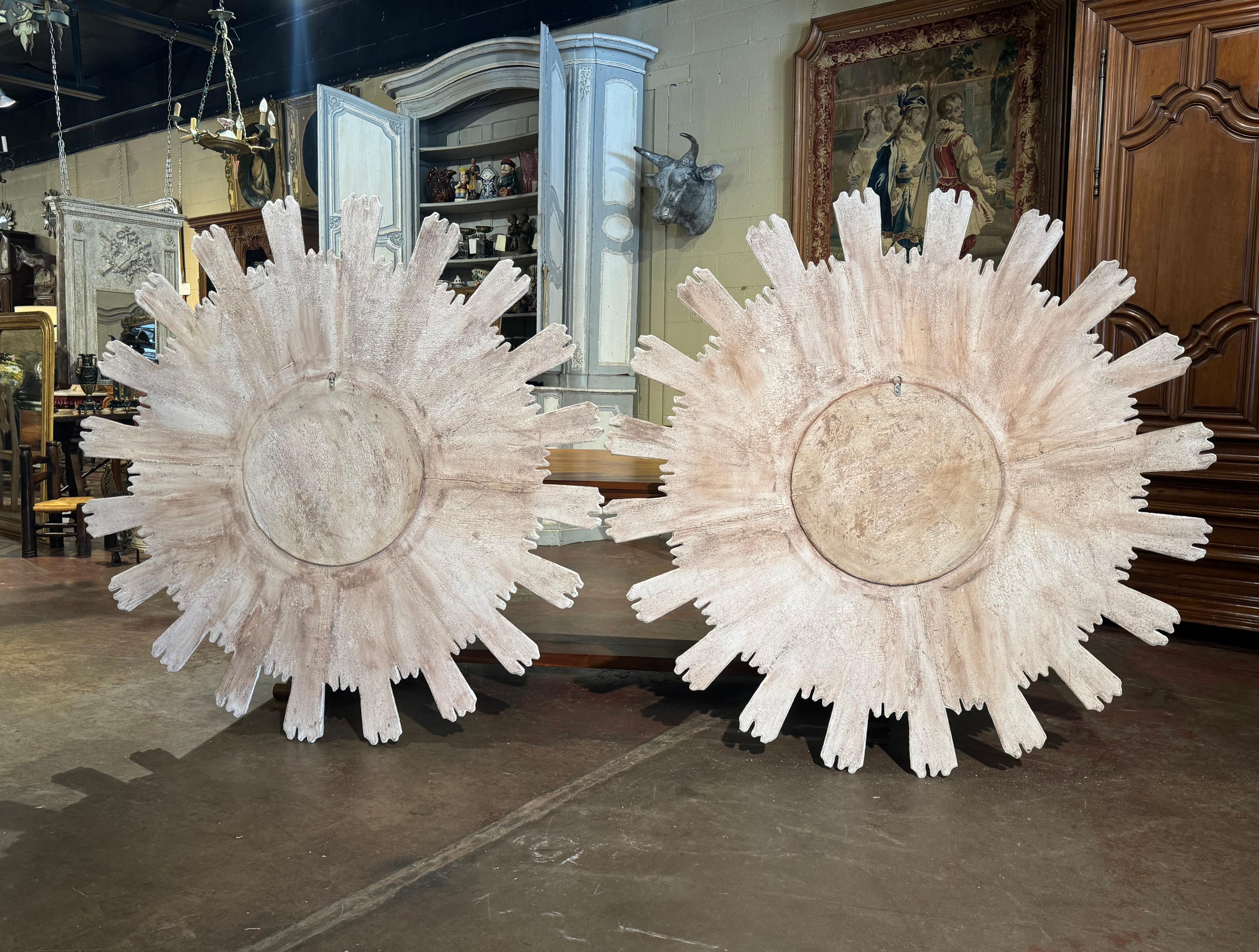 Monumentale coppia di specchi d'epoca italiani intagliati a raggiera a quattro piani in vendita 2