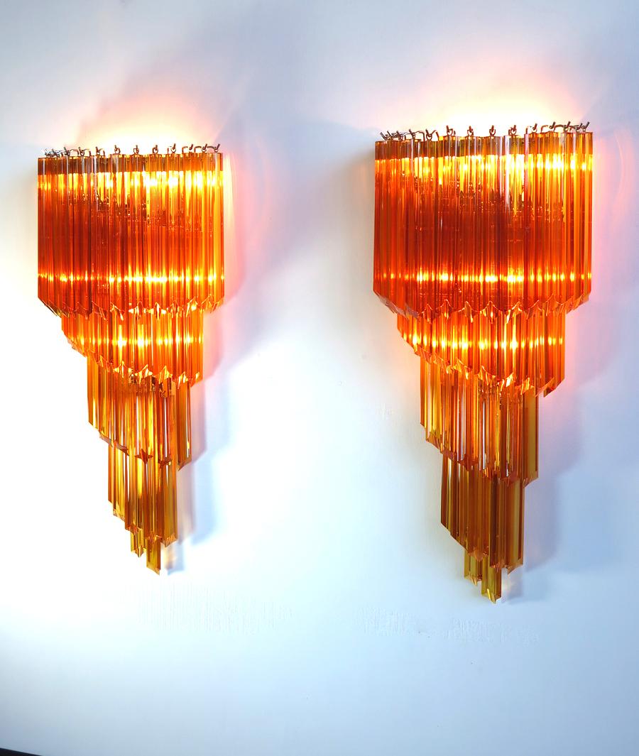 Riesige und fantastische Paar Vintage Murano Wandleuchte von 41 Murano-Kristall Prisma (quadriedri) für jede Applique in einem verchromten Metallrahmen gemacht. Die Form dieser Leuchte ist spiralförmig. Die Gläser sind bernsteinfarben.
Zeitraum: