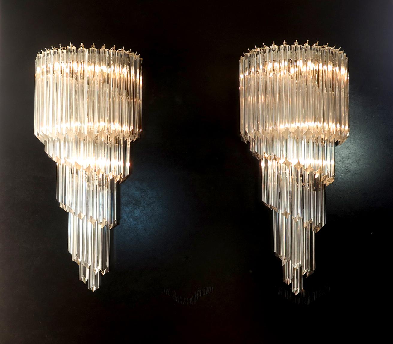 Enorme y fantástico par de apliques vintage de Murano realizados con 41 prismas de cristal de Murano (quadriedri) para cada aplique en un marco de metal cromado. La forma de este candelabro es en espiral. Los vasos son transparentes.
Periodo:finales