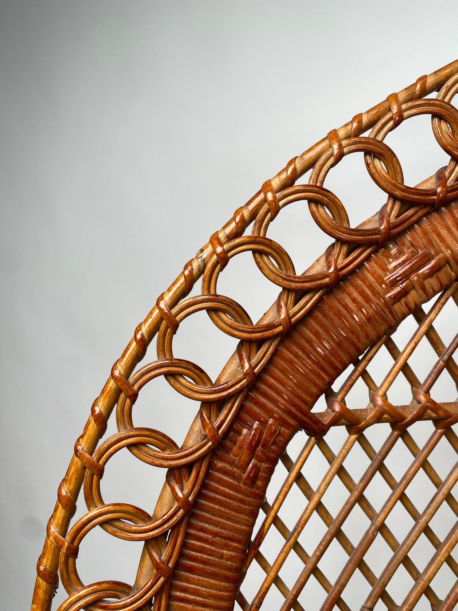 italien Paire monumentale de fauteuils en osier, modèle « Pavone », Italie, années 1970 en vente
