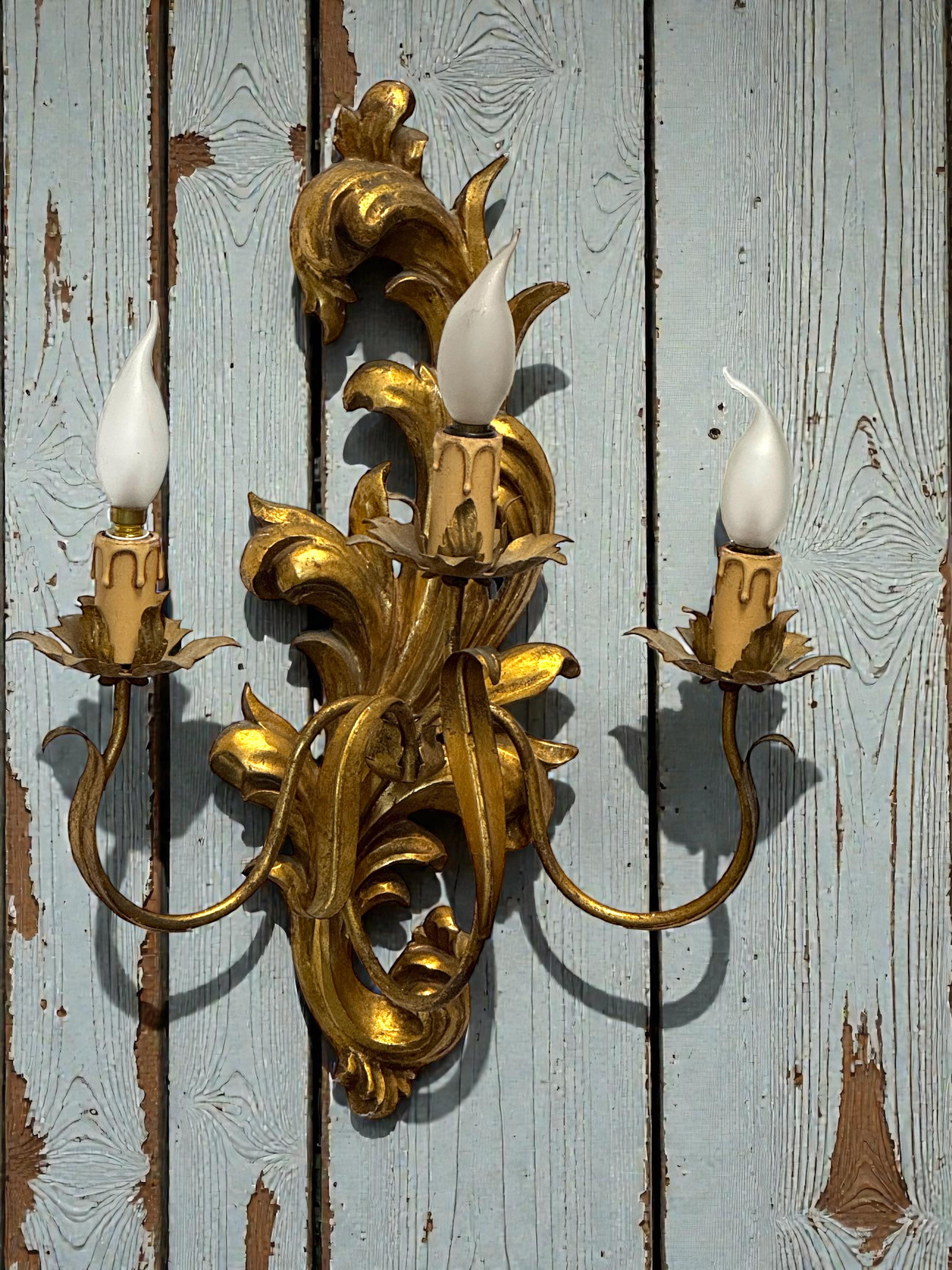 Pareja monumental de candelabros de madera tallada en tole dorado, Italia Años 50 en venta 2