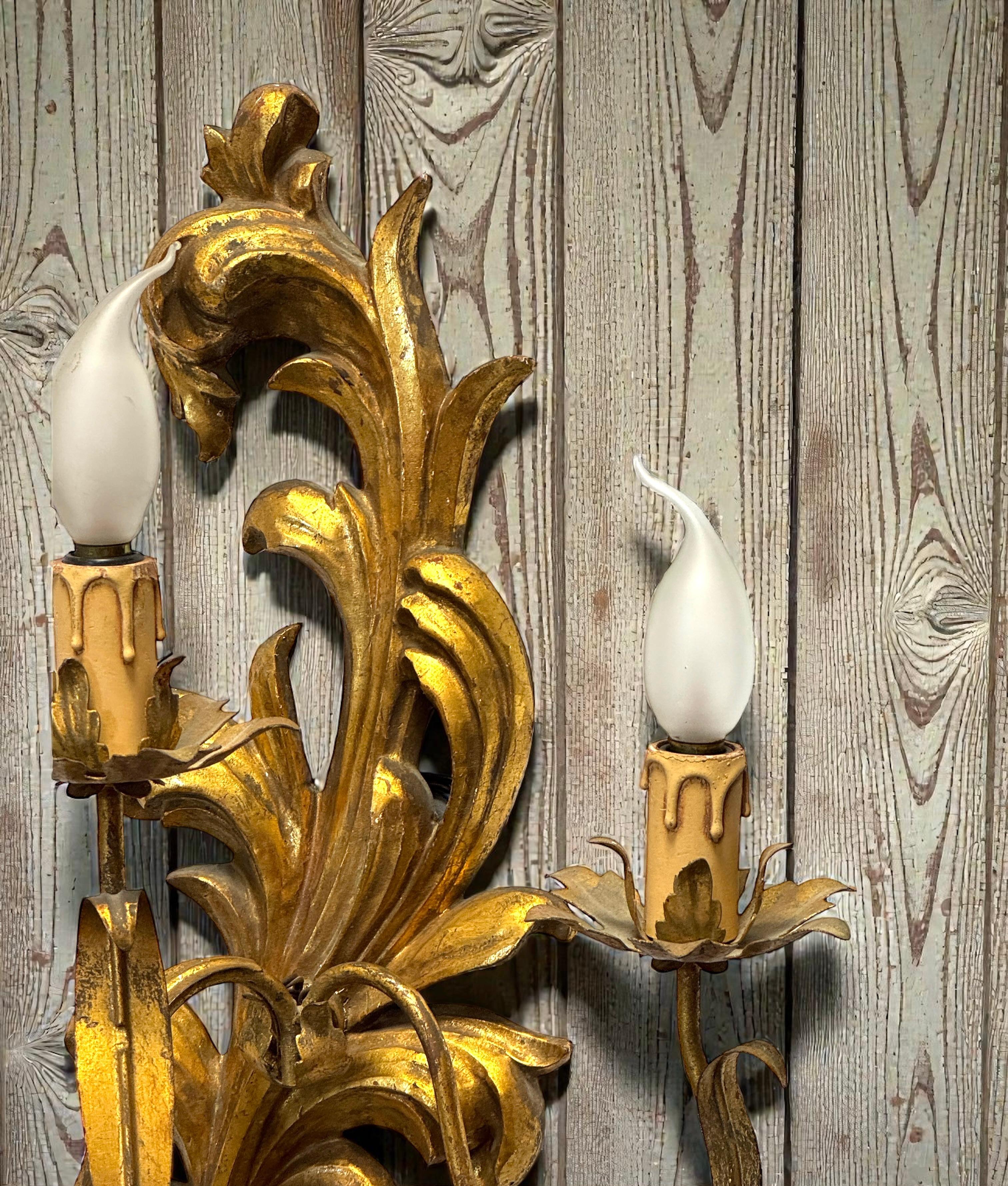 Pareja monumental de candelabros de madera tallada en tole dorado, Italia Años 50 en venta 3