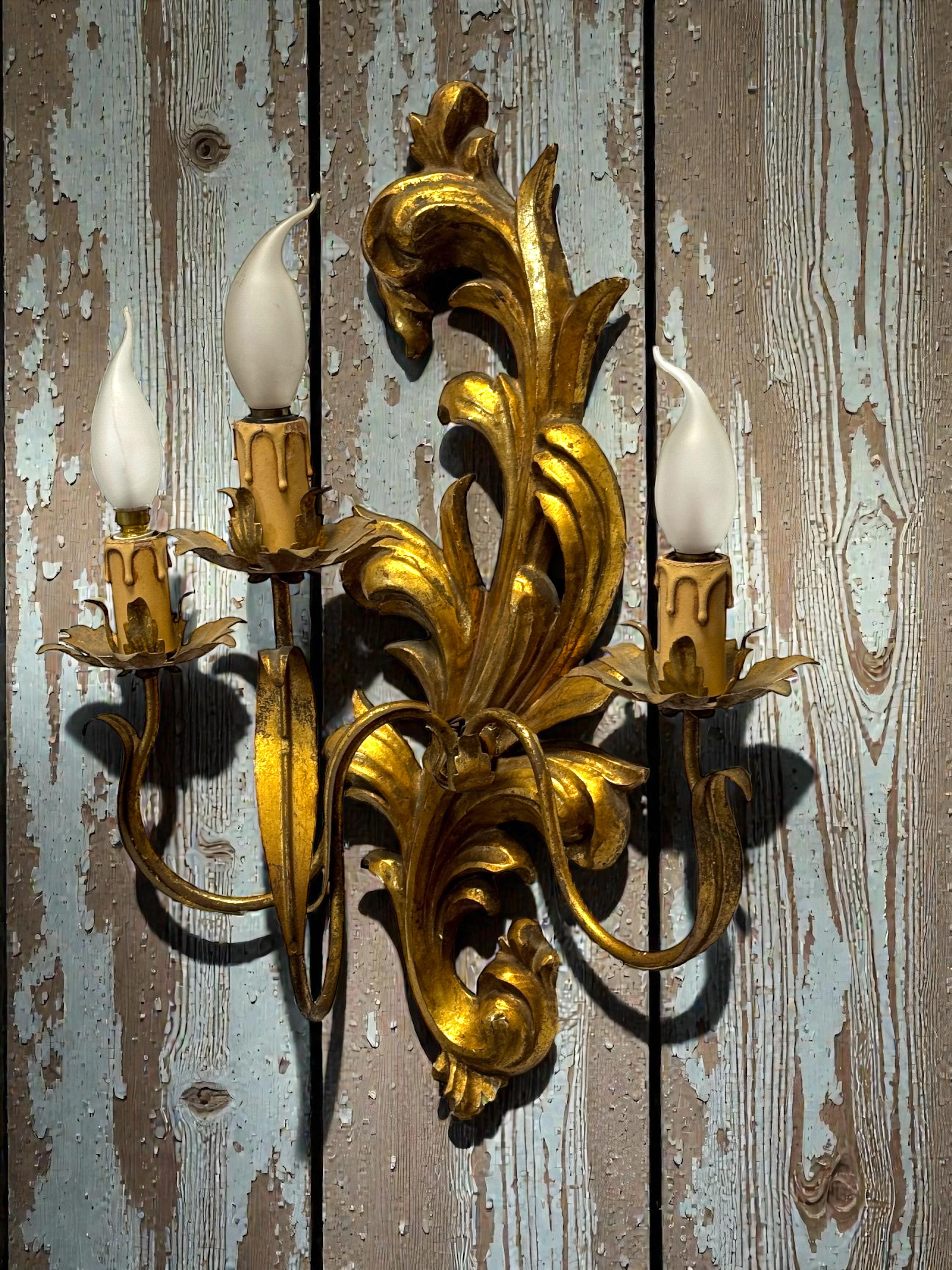 Pareja monumental de candelabros de madera tallada en tole dorado, Italia Años 50 en venta 4