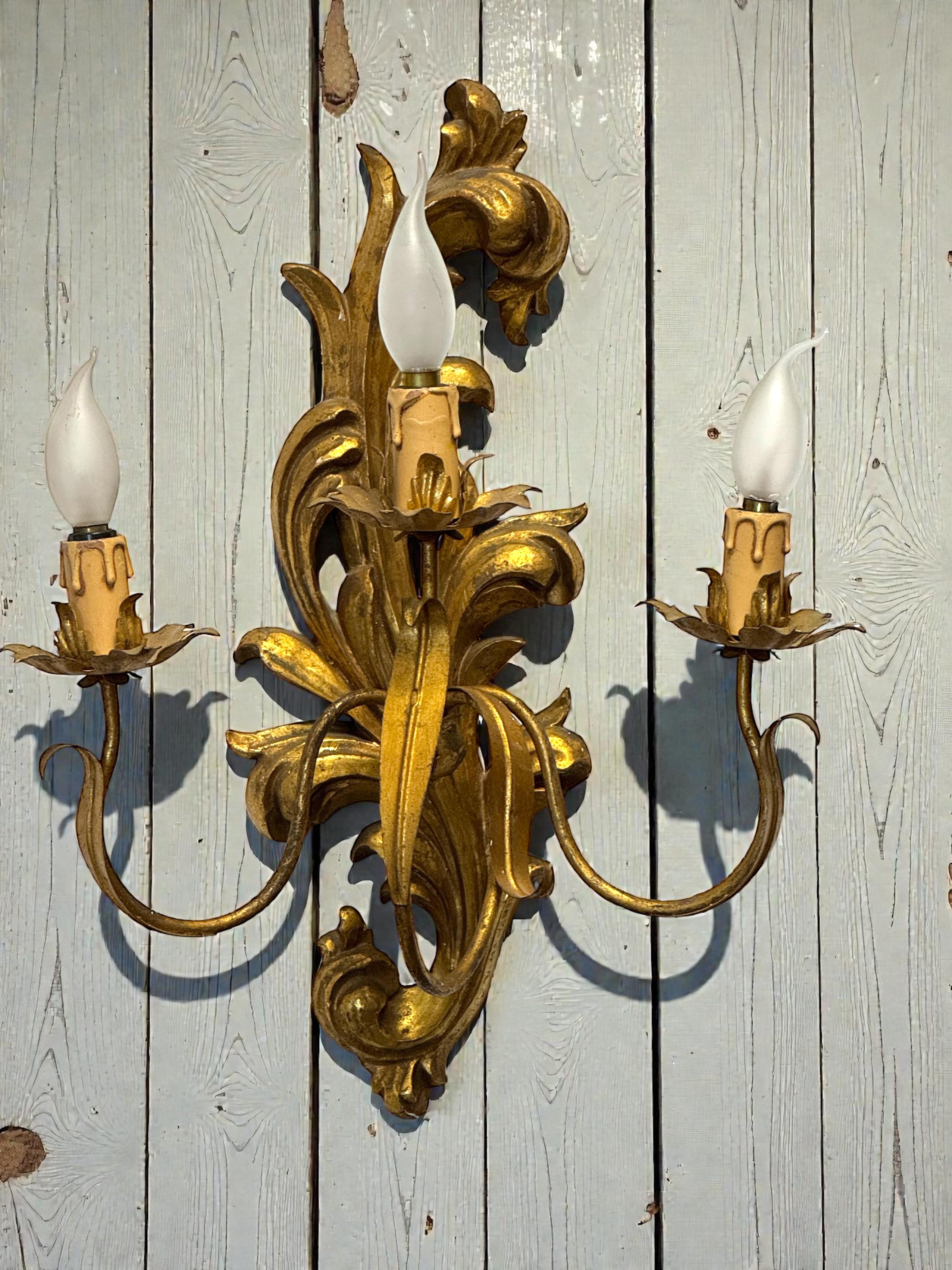 Pareja monumental de candelabros de madera tallada en tole dorado, Italia Años 50 en venta 5