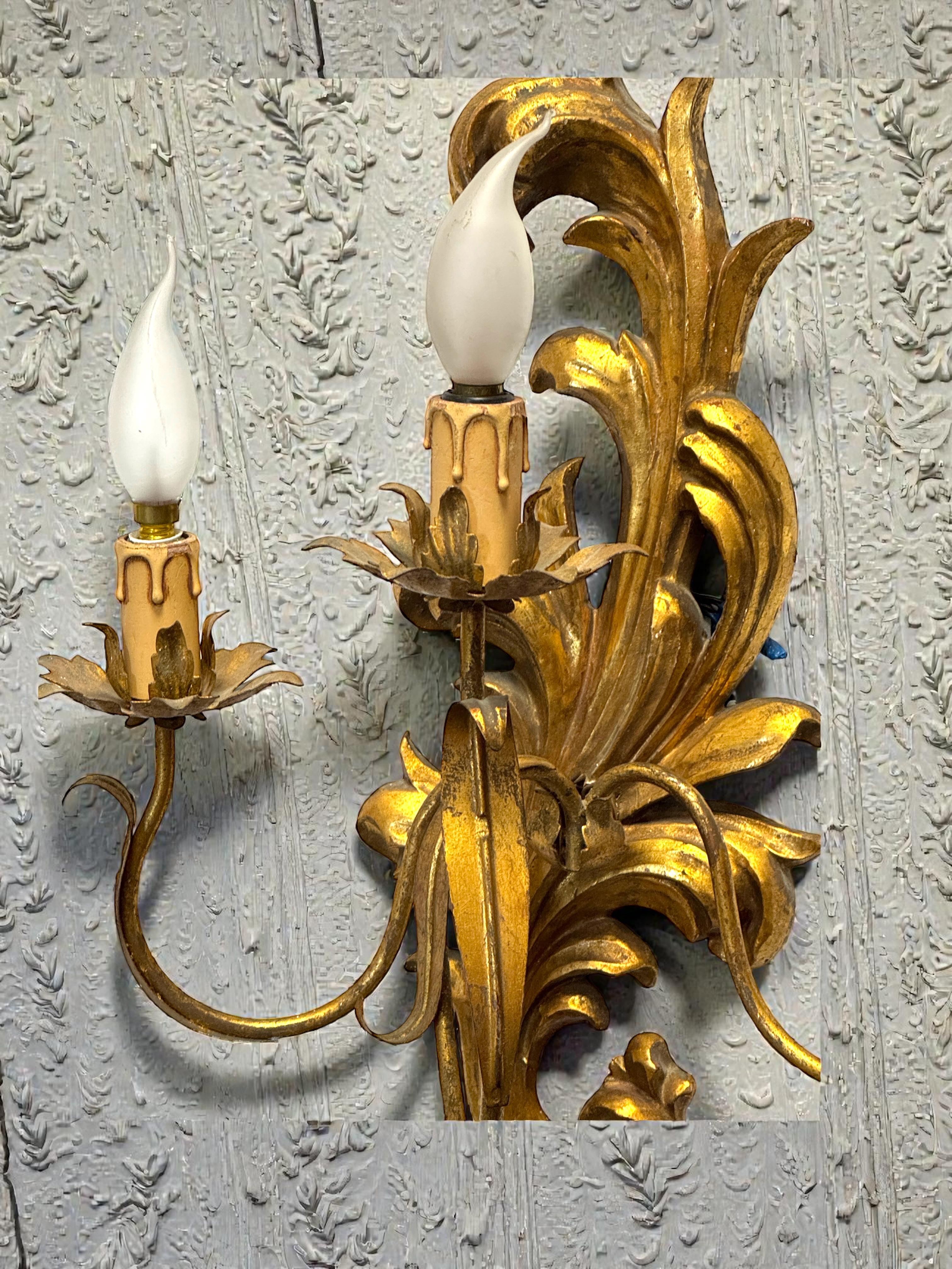 Pareja monumental de candelabros de madera tallada en tole dorado, Italia Años 50 en venta 6