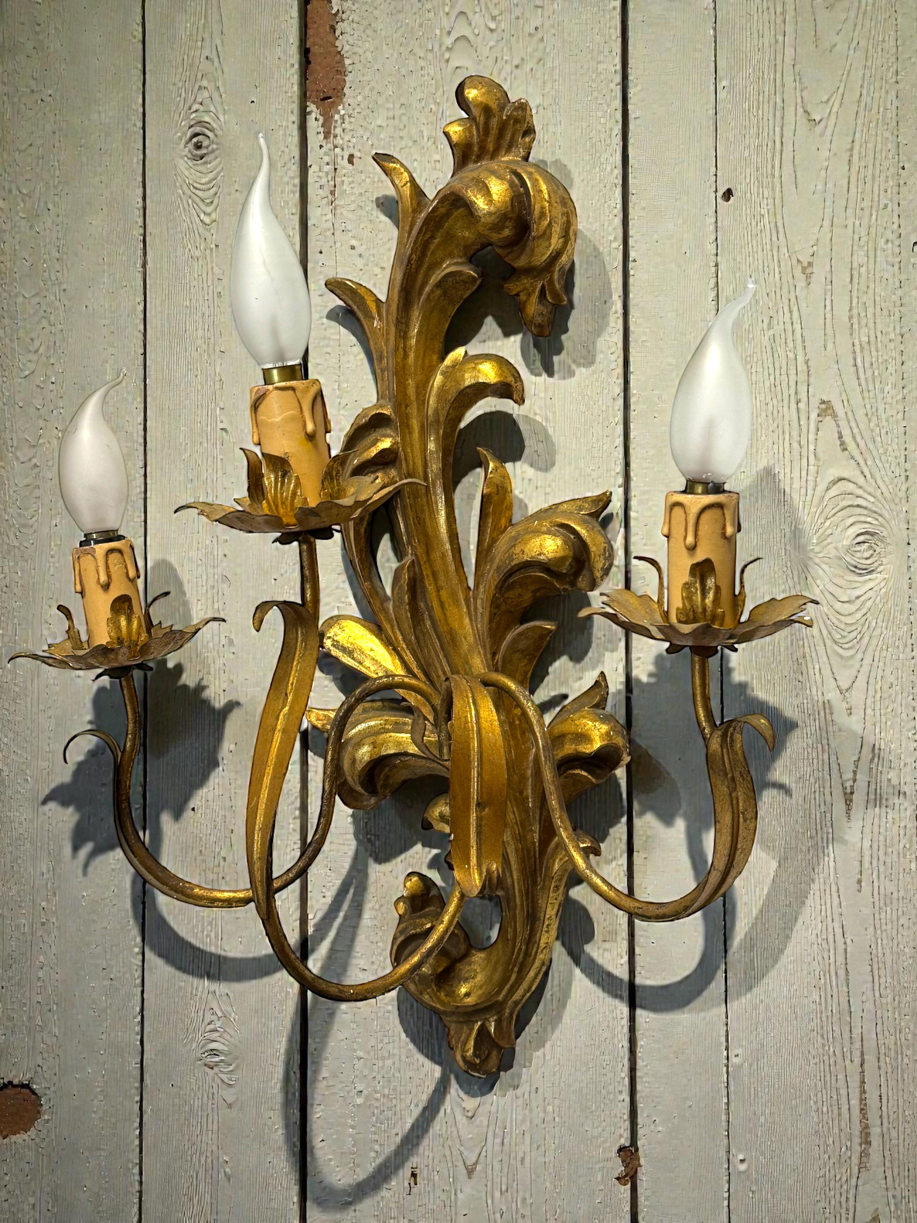 Pareja monumental de candelabros de madera tallada en tole dorado, Italia Años 50 en venta 7