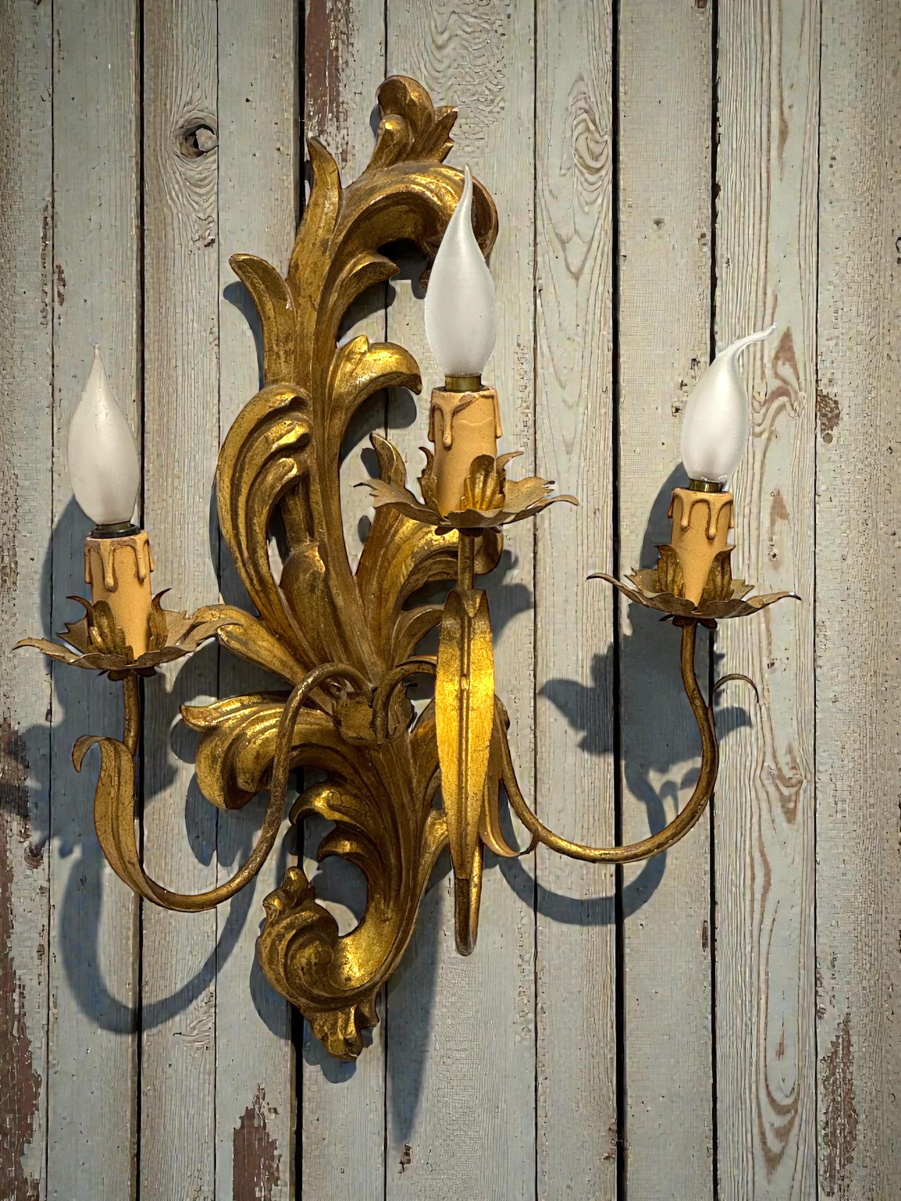 Pareja monumental de candelabros de madera tallada en tole dorado, Italia Años 50 en venta 8