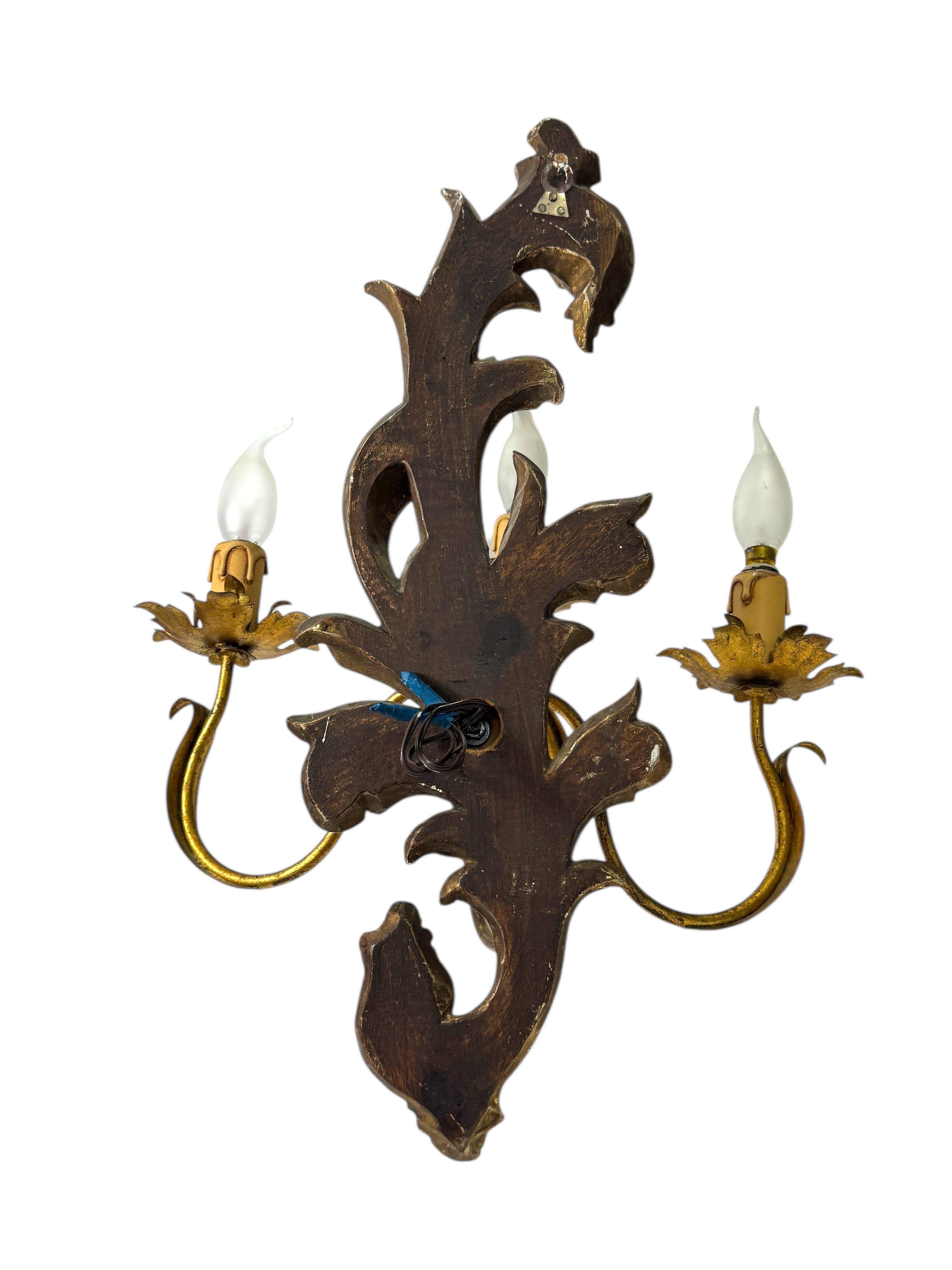 Pareja monumental de candelabros de madera tallada en tole dorado, Italia Años 50 en venta 11