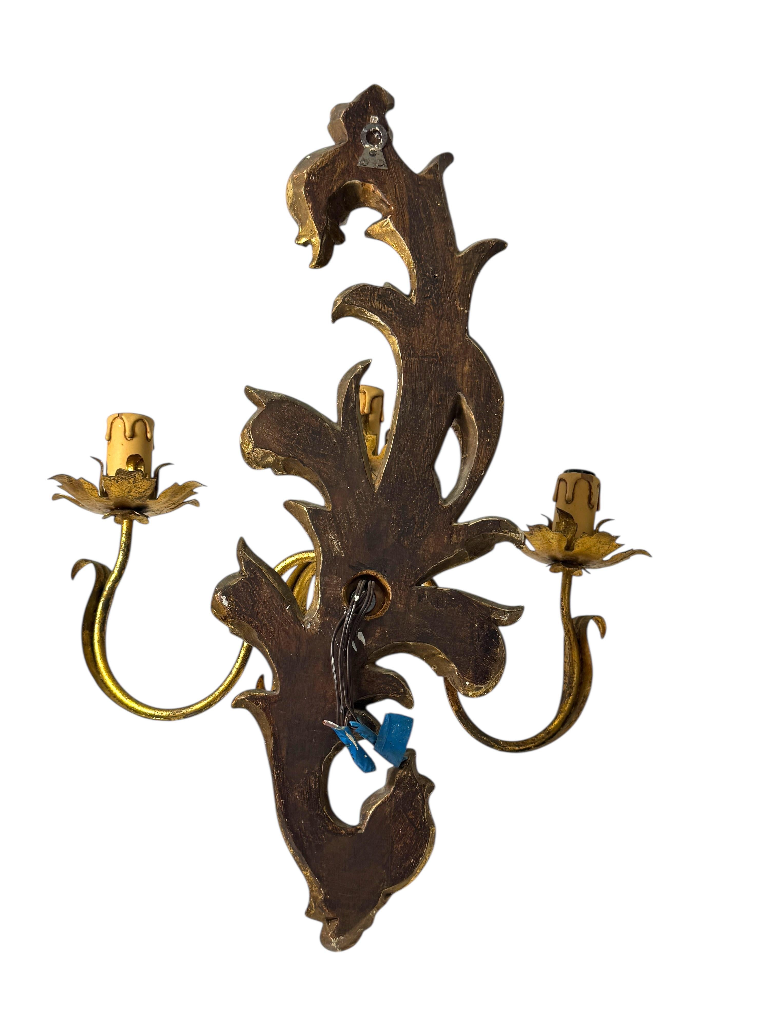 Pareja monumental de candelabros de madera tallada en tole dorado, Italia Años 50 en venta 12