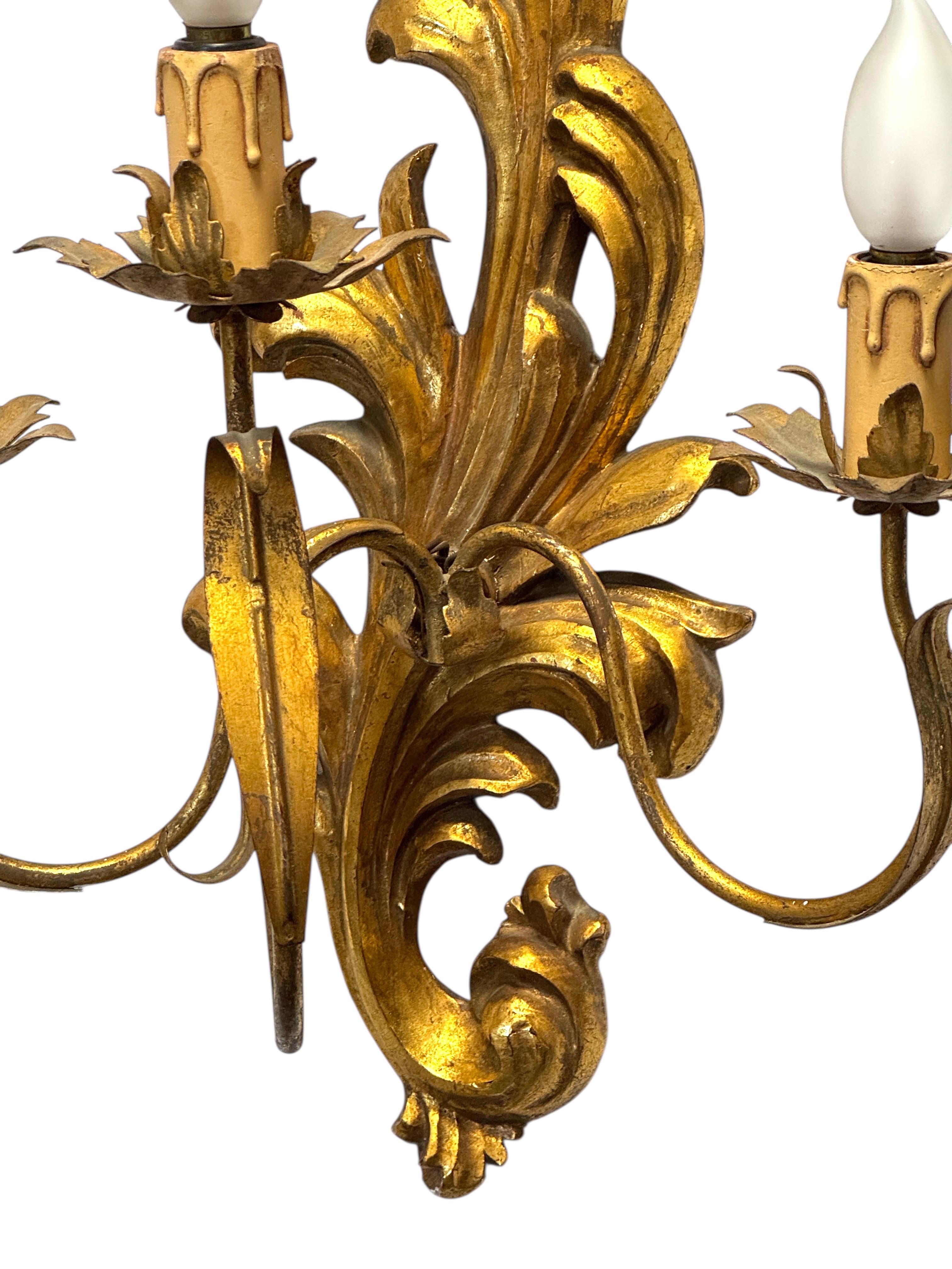 Pareja monumental de candelabros de madera tallada en tole dorado, Italia Años 50 Regencia de Hollywood en venta