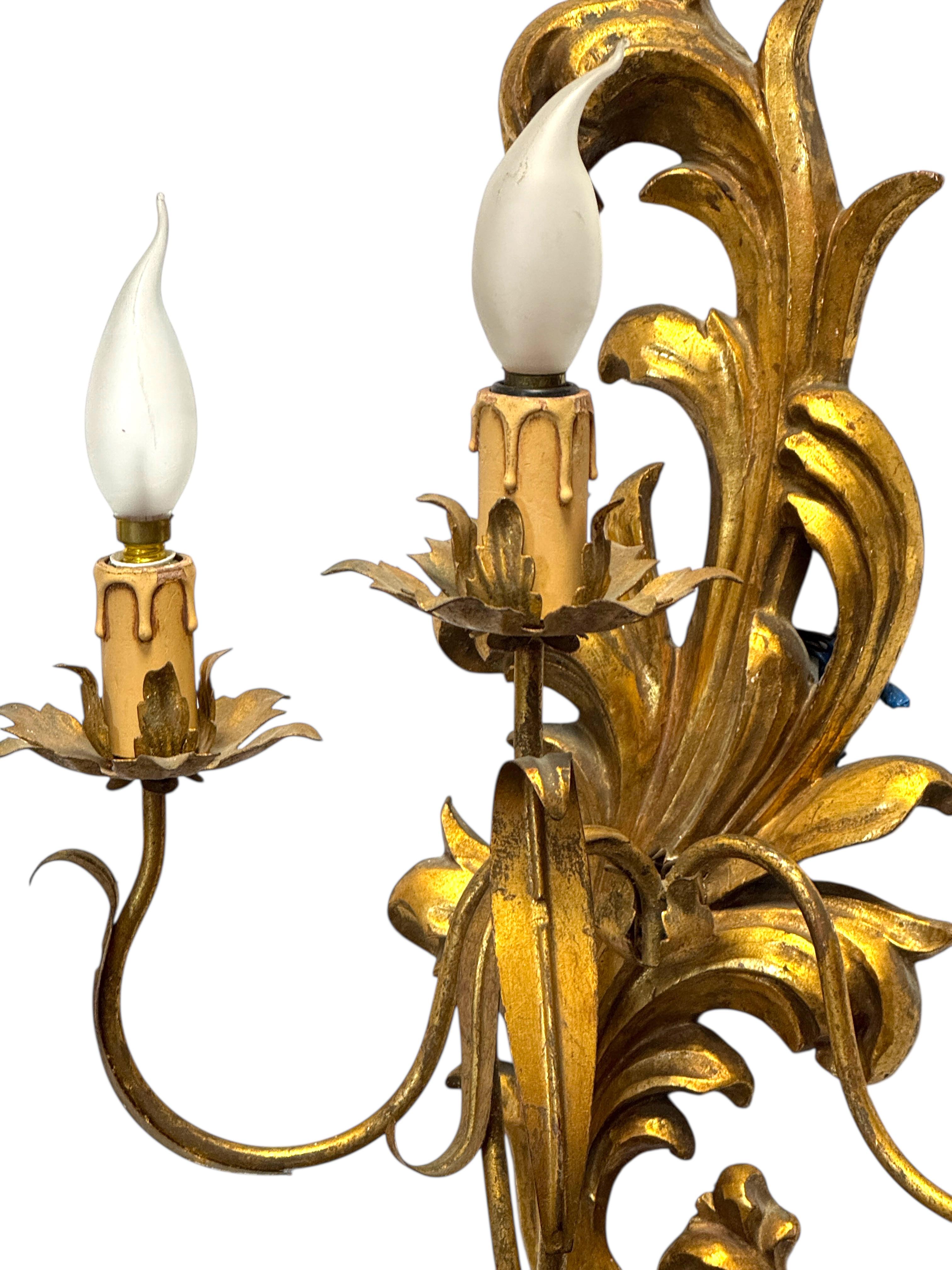 Pareja monumental de candelabros de madera tallada en tole dorado, Italia Años 50 Italiano en venta