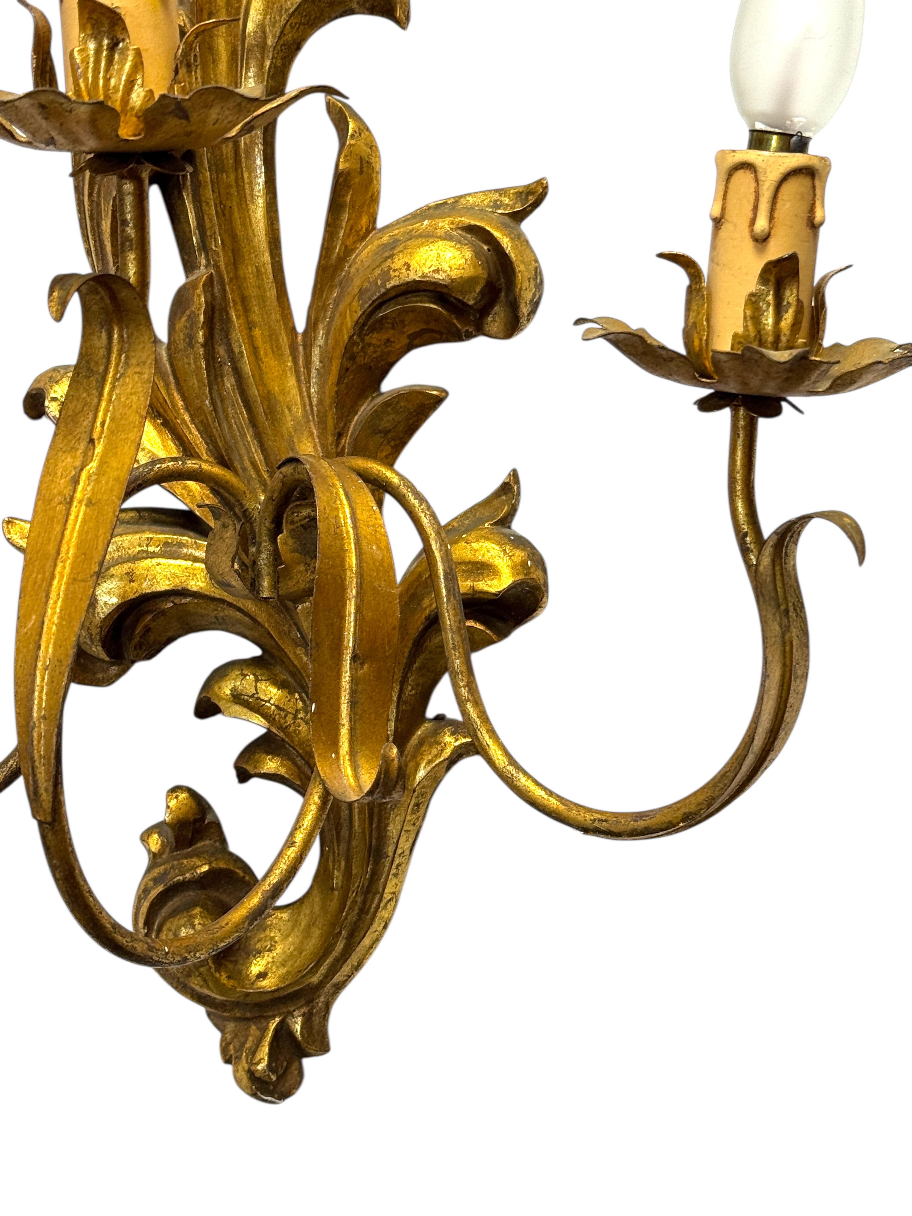 Pareja monumental de candelabros de madera tallada en tole dorado, Italia Años 50 Tallado a mano en venta