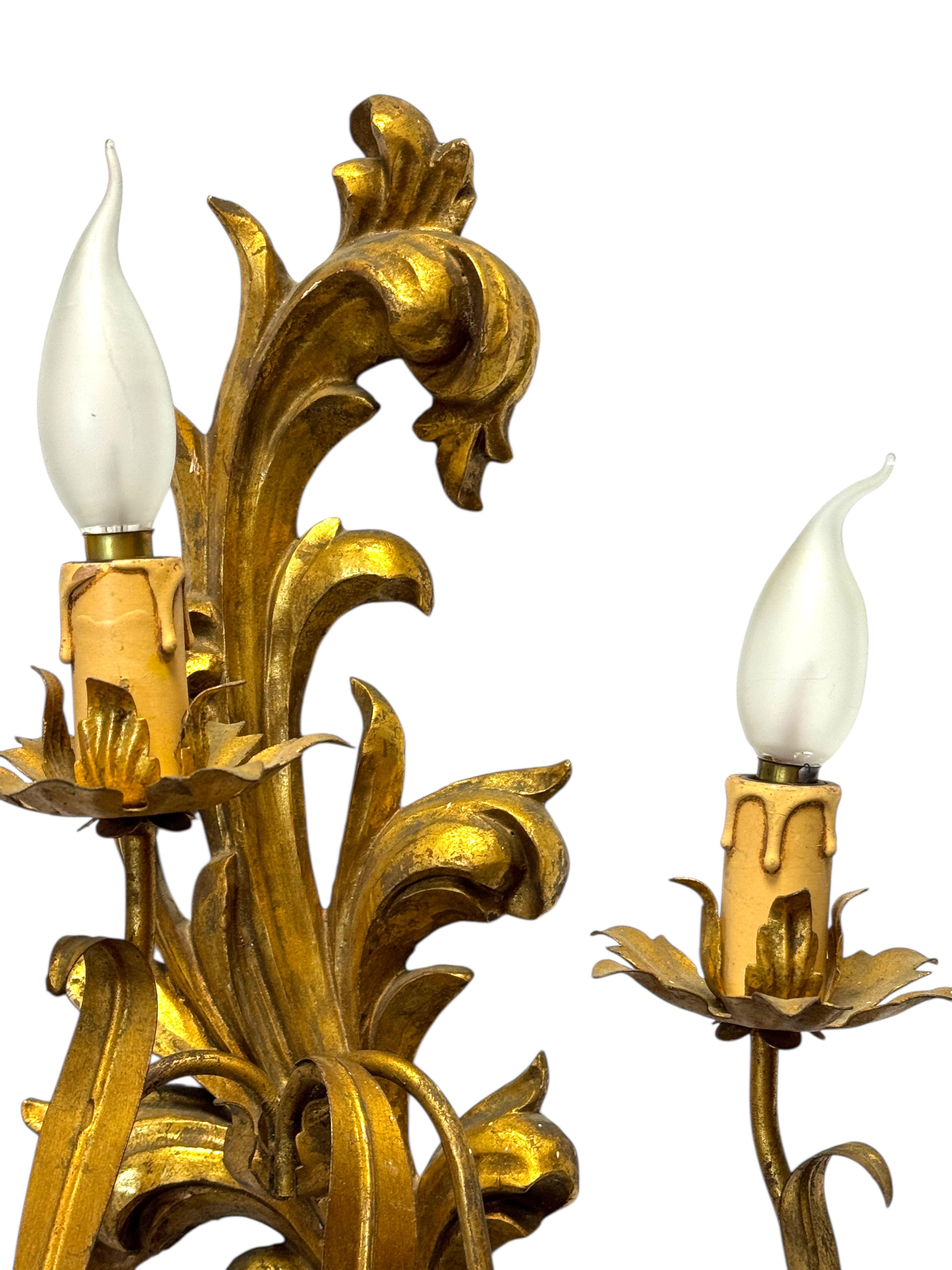 Pareja monumental de candelabros de madera tallada en tole dorado, Italia Años 50 en Bueno estado para la venta en Nuernberg, DE