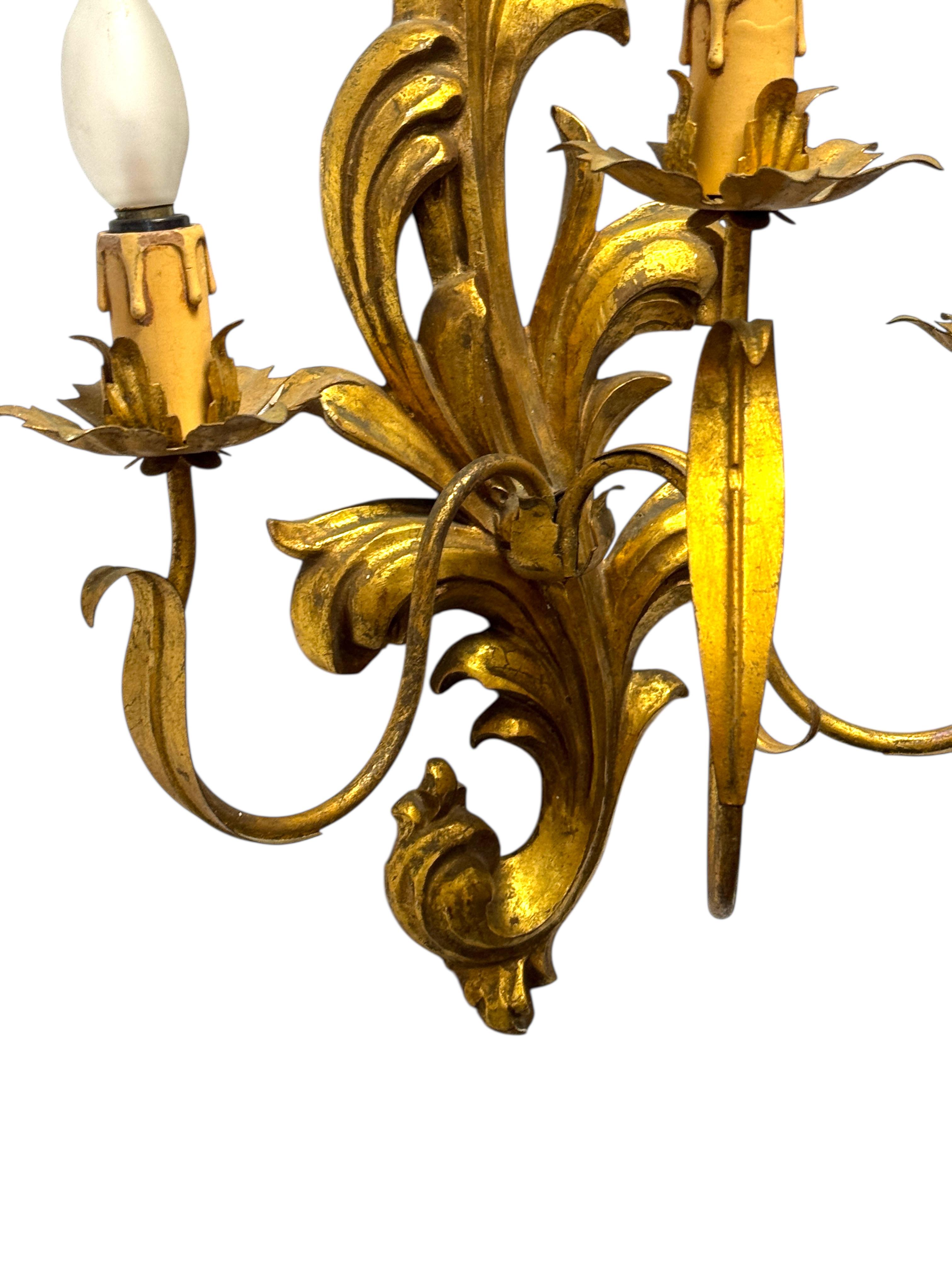 Pareja monumental de candelabros de madera tallada en tole dorado, Italia Años 50 mediados del siglo XX en venta