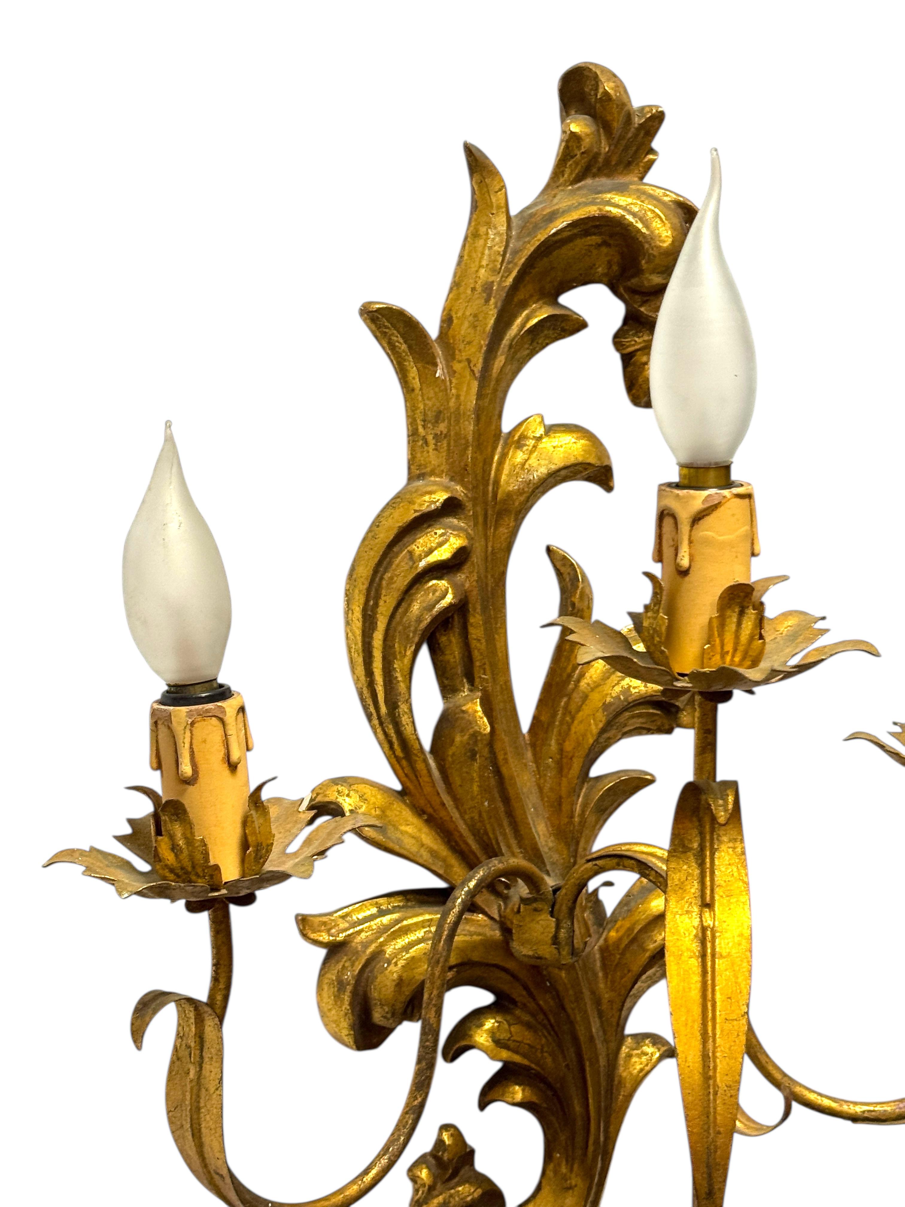 Pareja monumental de candelabros de madera tallada en tole dorado, Italia Años 50 Metal en venta