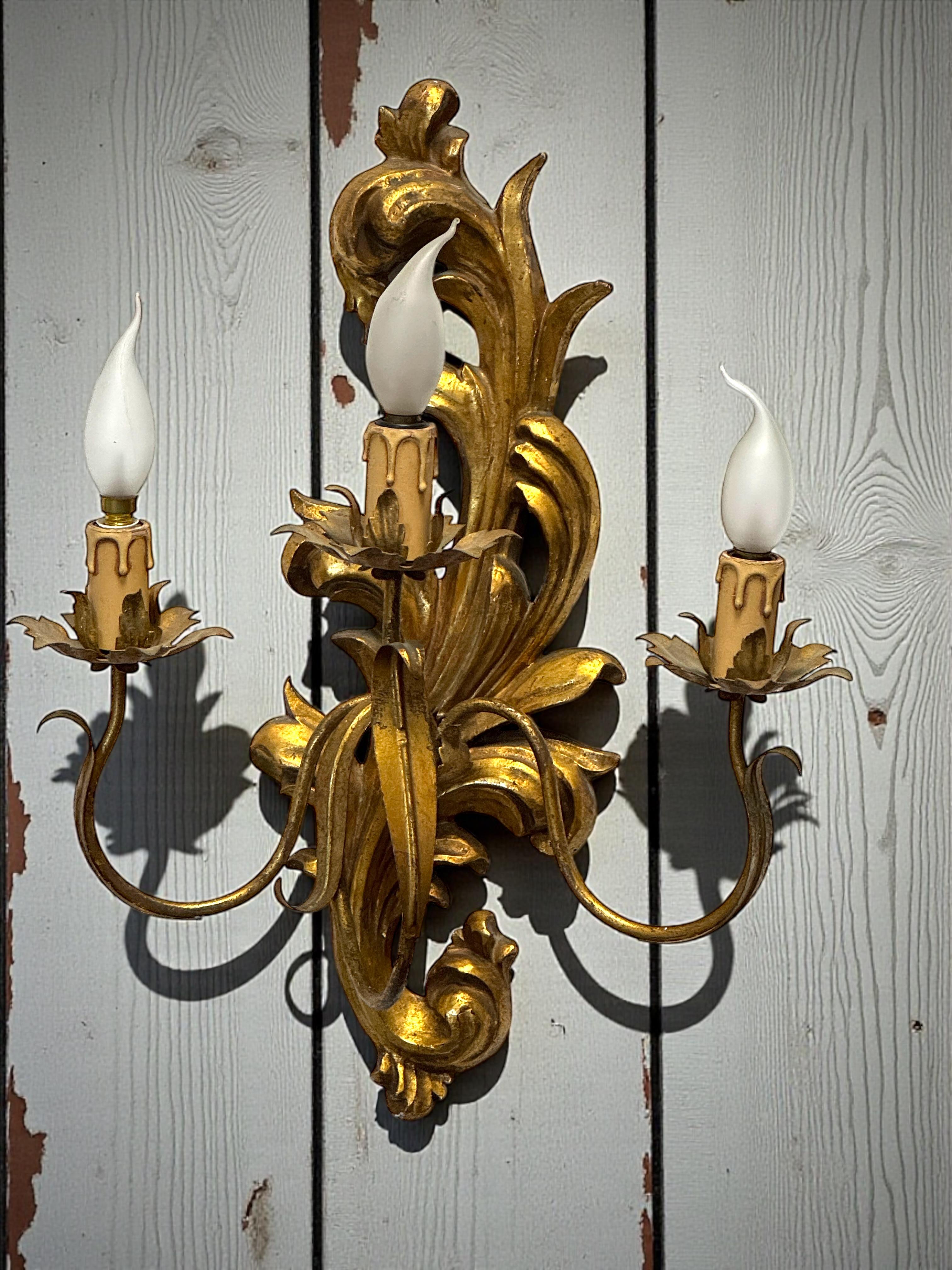 Pareja monumental de candelabros de madera tallada en tole dorado, Italia Años 50 en venta 1