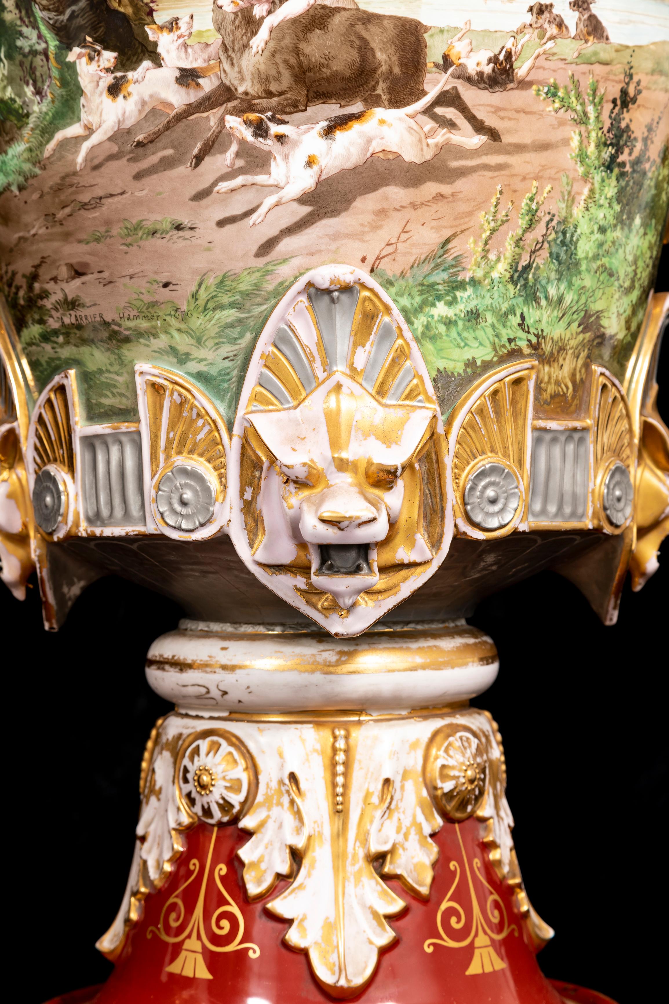 Paire monumentale de vases en porcelaine représentant une scène de chasse avec décorations en platine et doré en vente 7